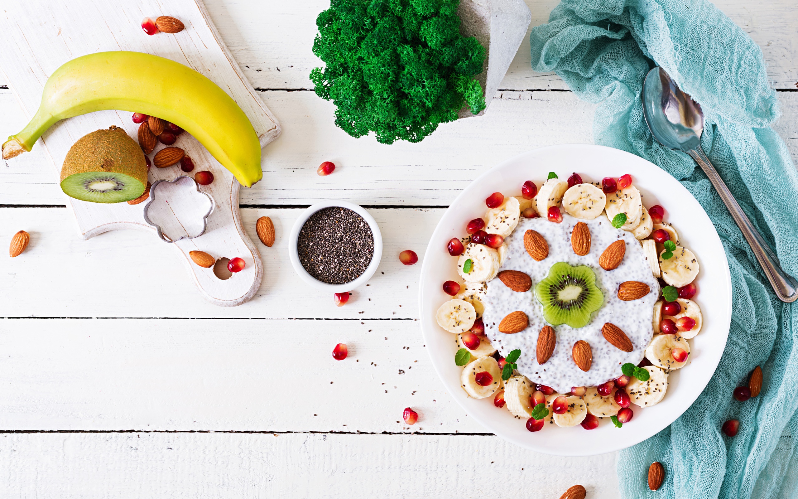 Десерт с бананами, гранатом и миндальными орехами