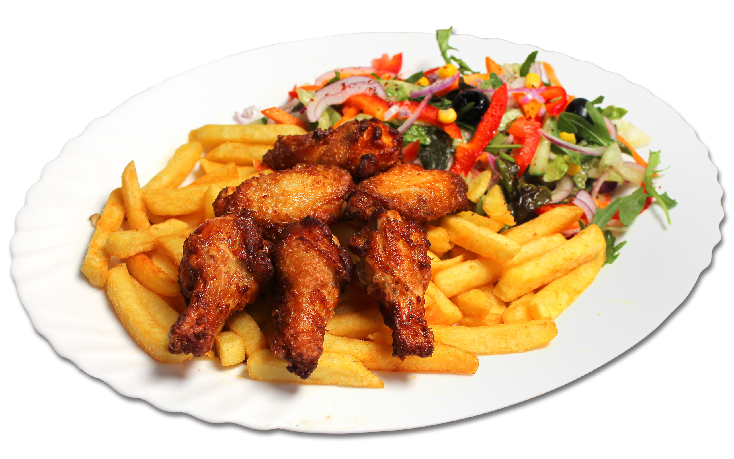 Картофель фри с жареной курицей и салатом на белой тарелке