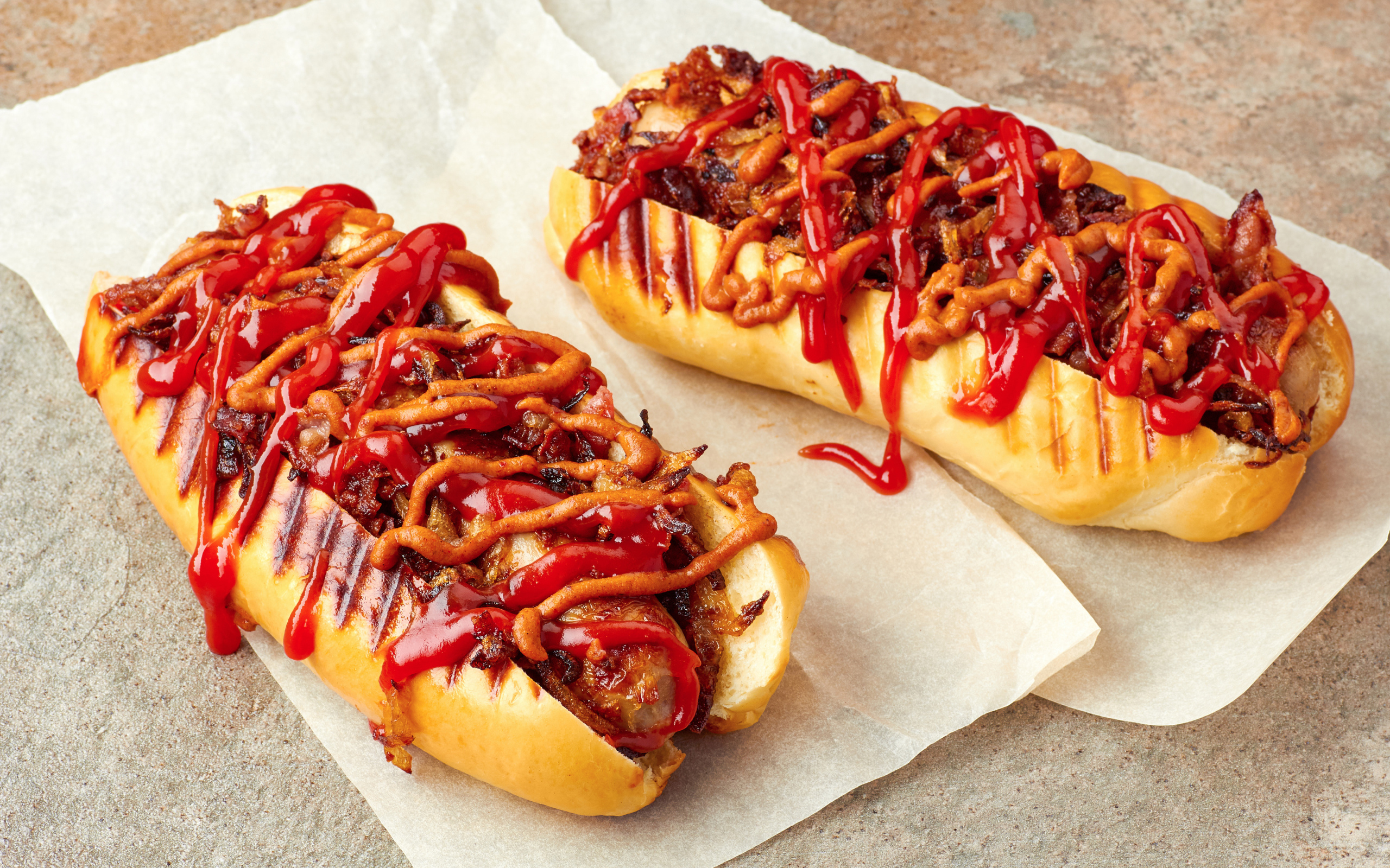 Хотдоги на гриле с сосисками и соусом