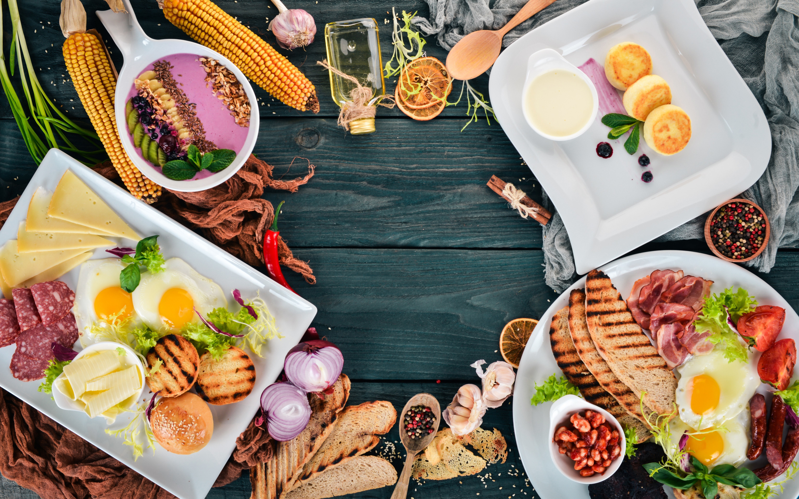 Сытный завтрак на столе со специями 