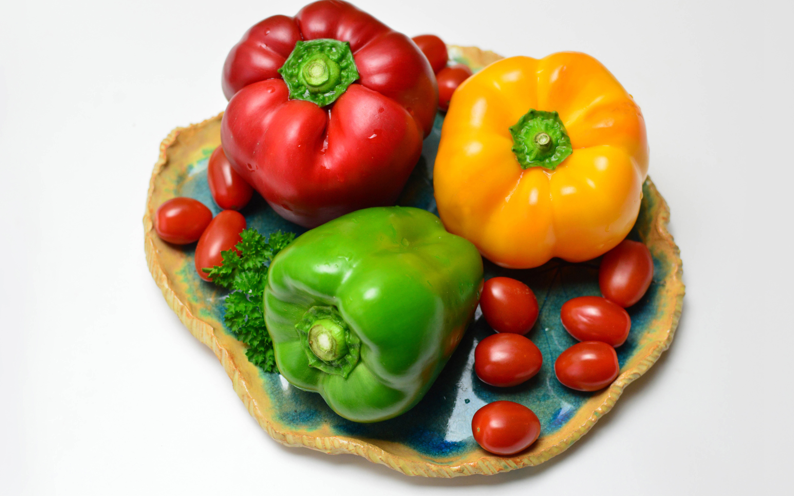 Разноцветный болгарский перец на подносе с помидорами
