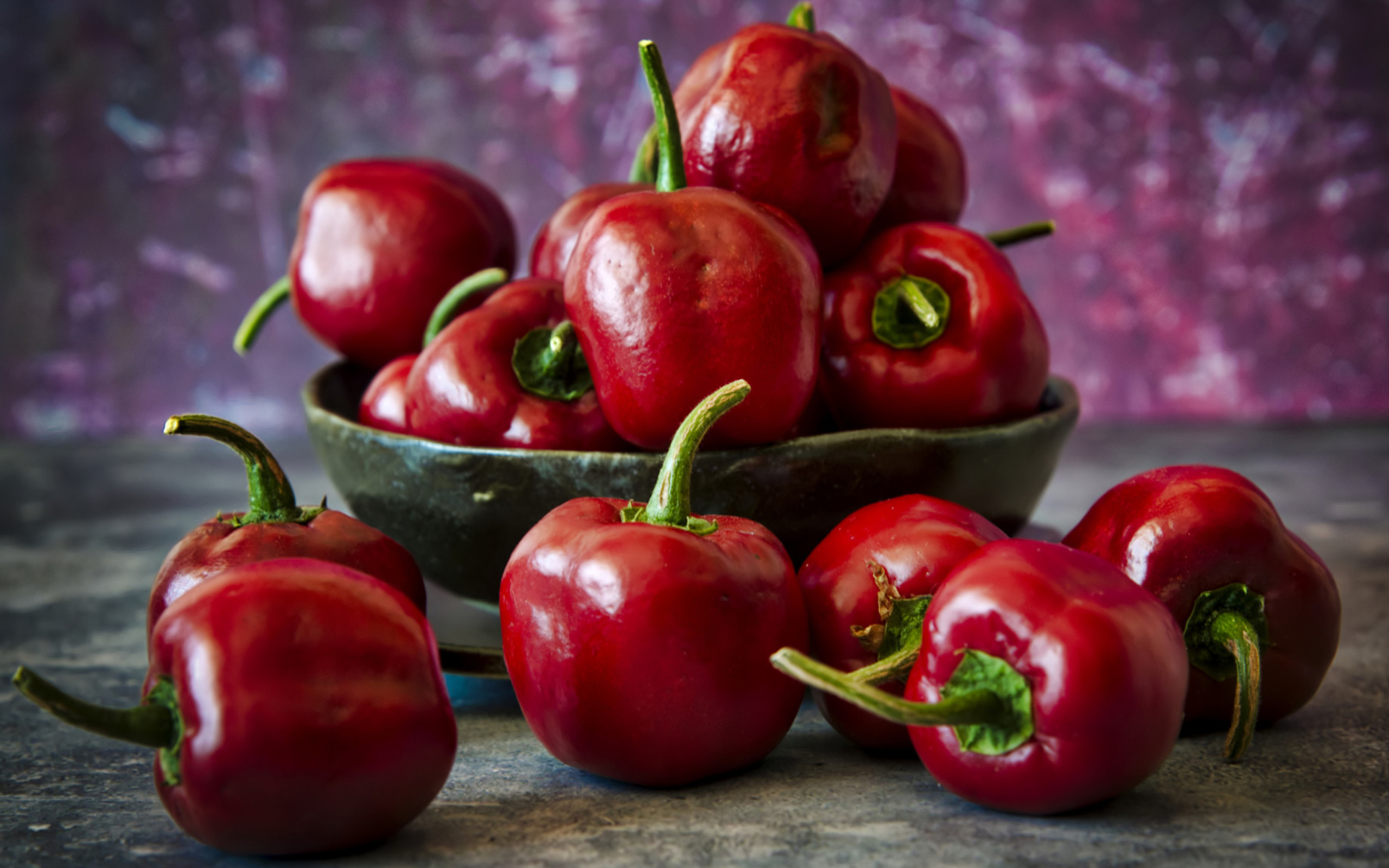 Красный болгарский перец на столе