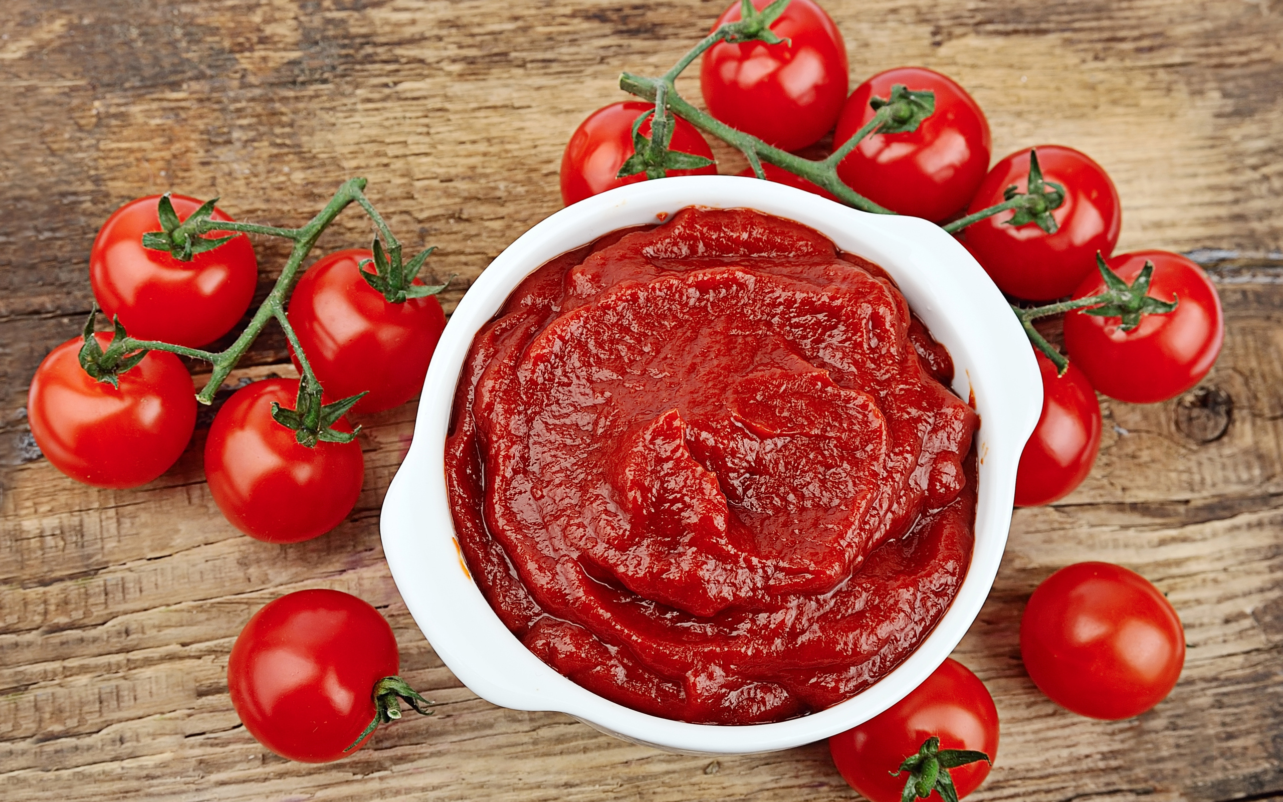 Красные спелые помидоры на столе с кетчупом