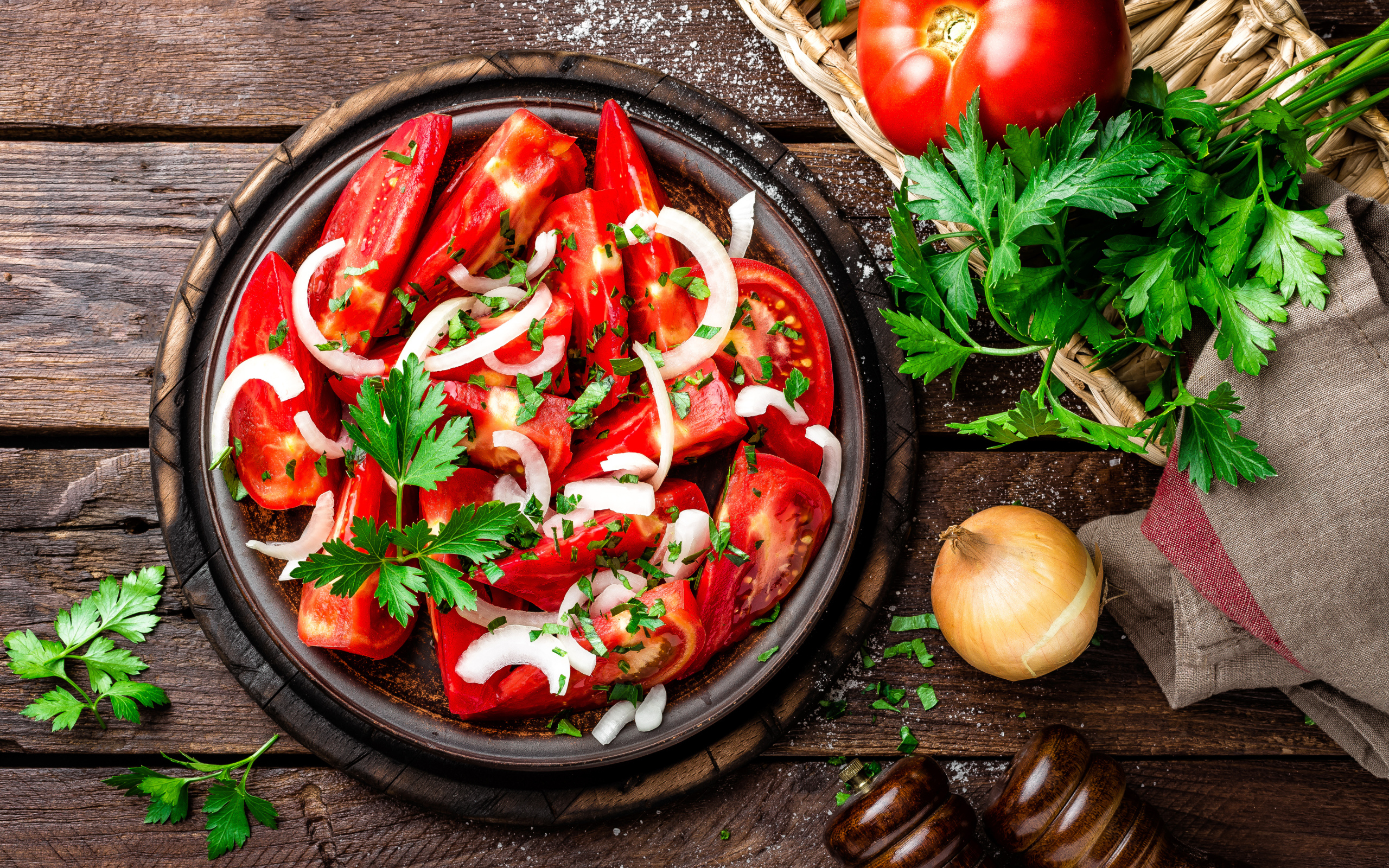 Салат из красных помидор с луком и петрушкой 