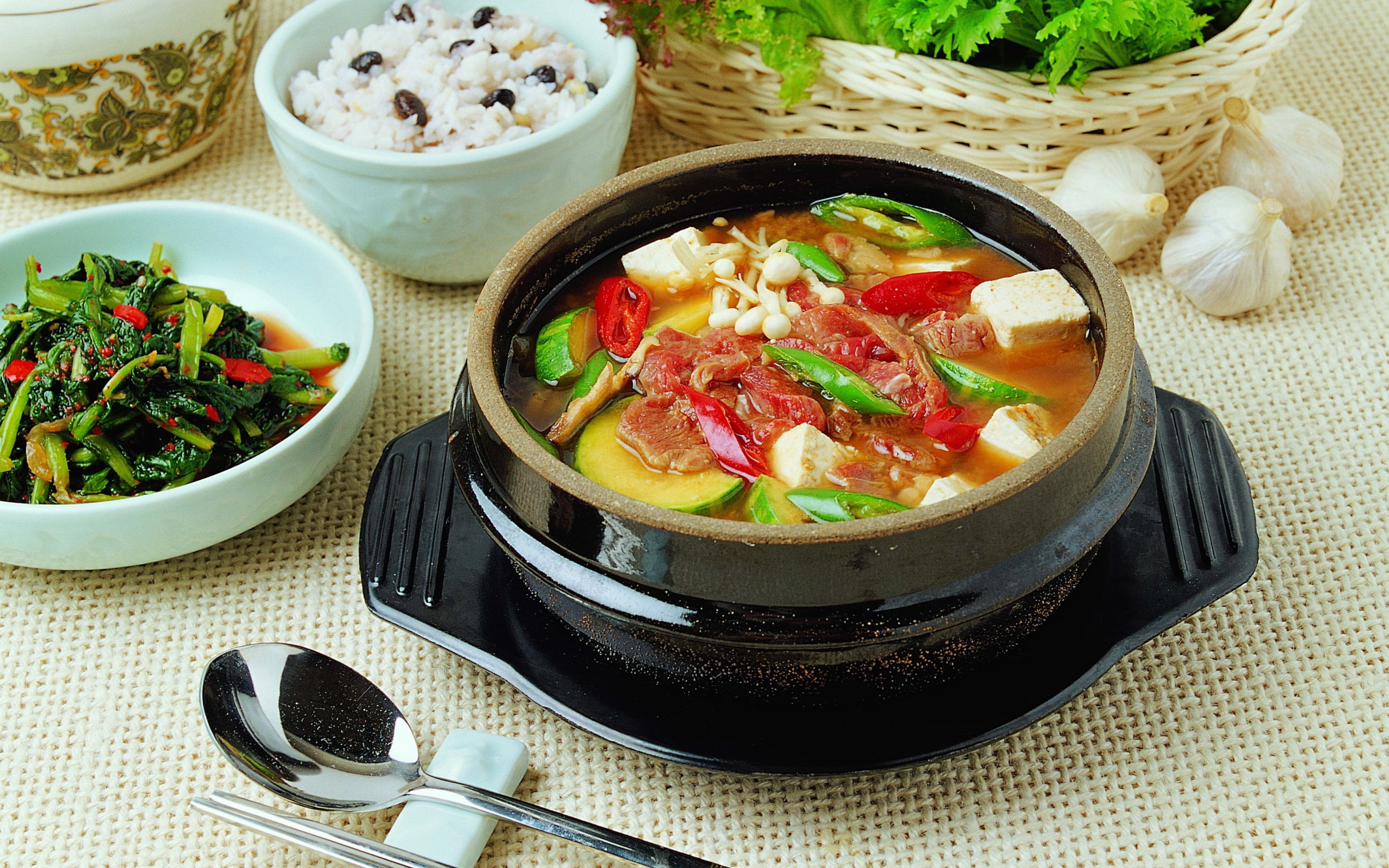 Суп с овощами и мясом на столе с закусками 