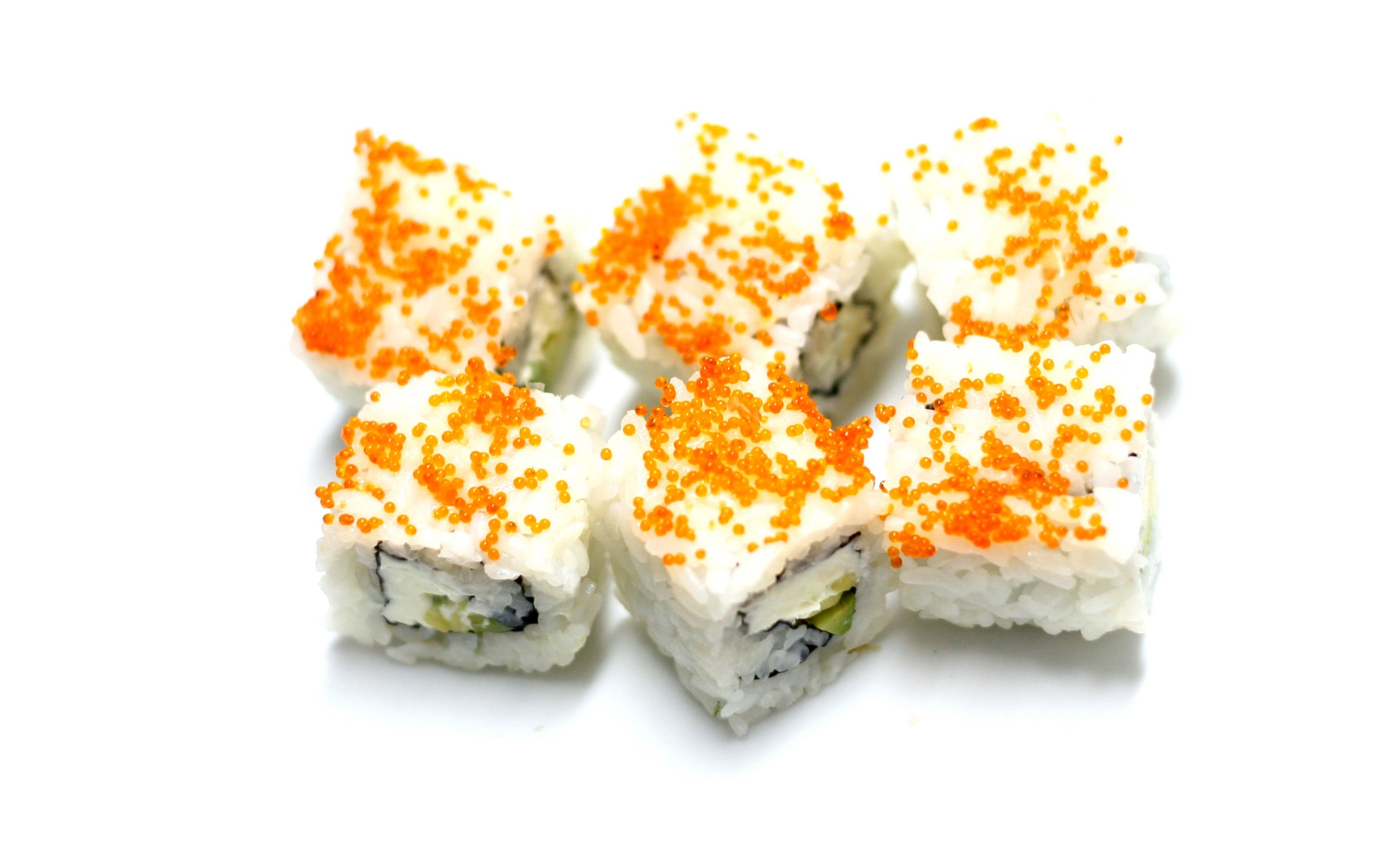 Суши с с рисом и красной икрой на белом фоне