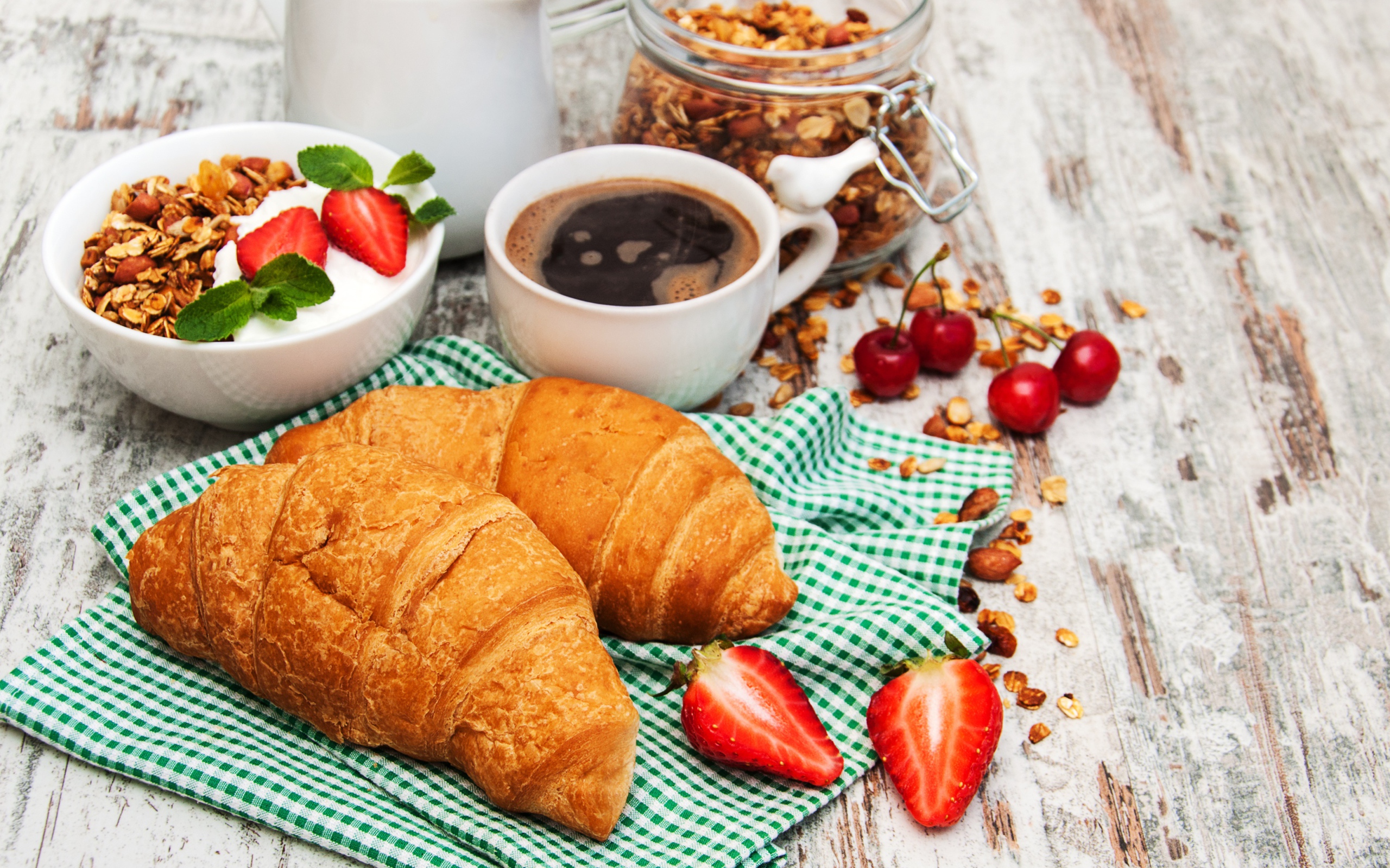 Вкусный завтрак со свежими круассанами на столе