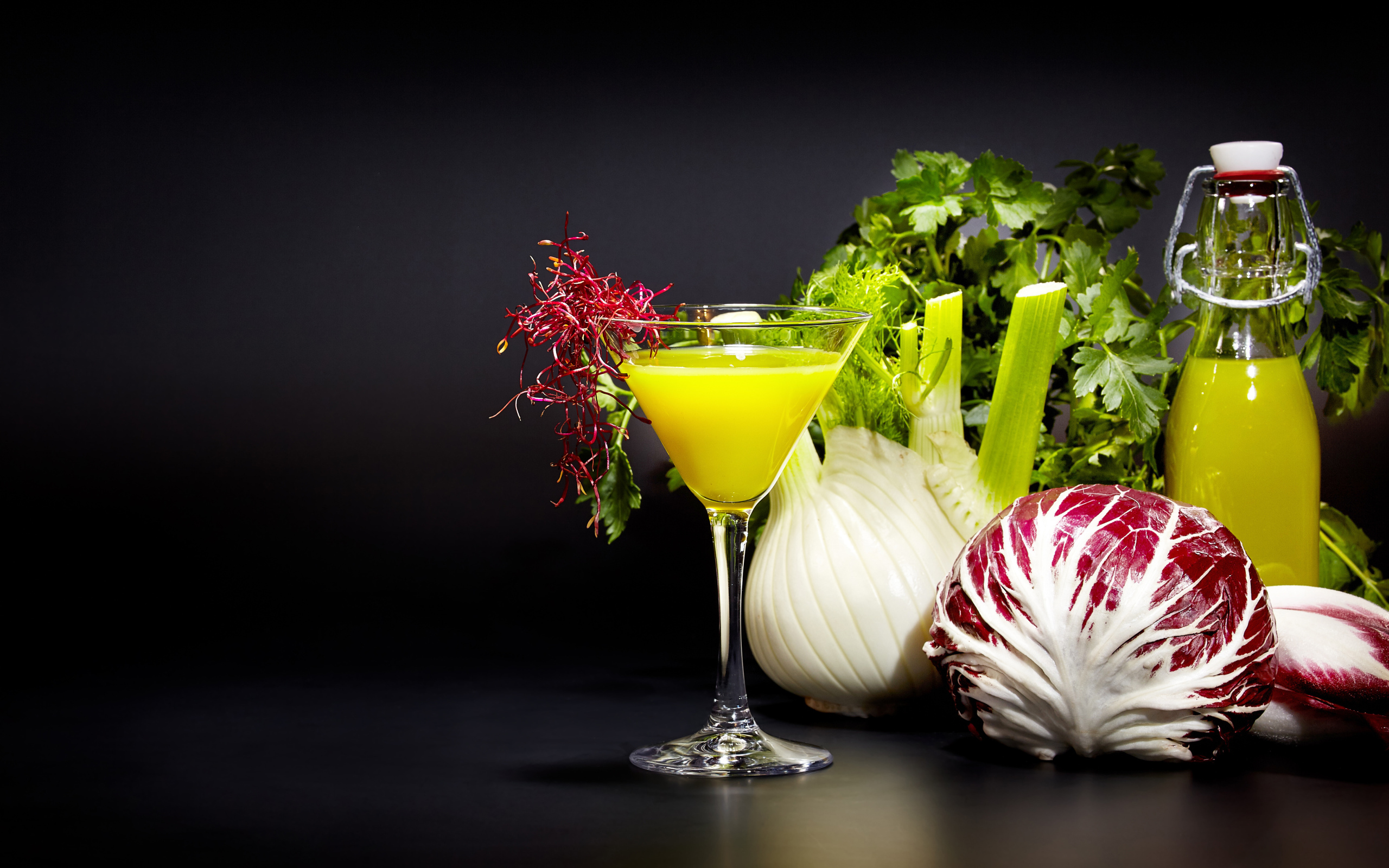 Овощи с зеленью на сером фоне с коктейлем 