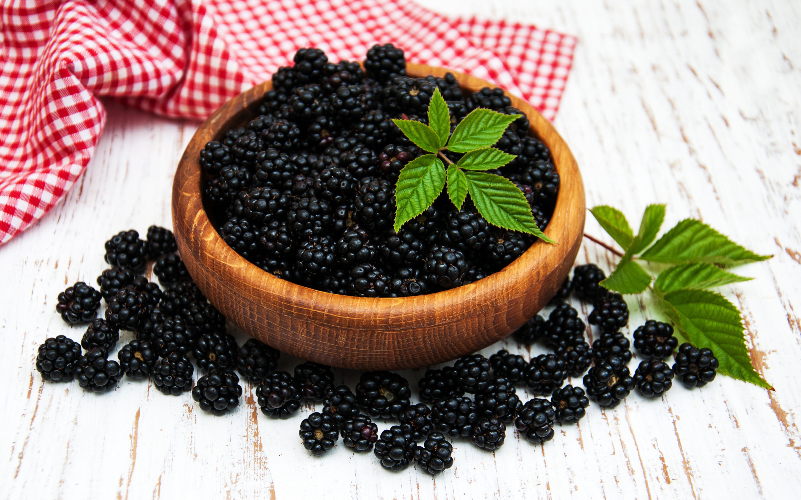 Спелая черника в деревянной миске на столе
