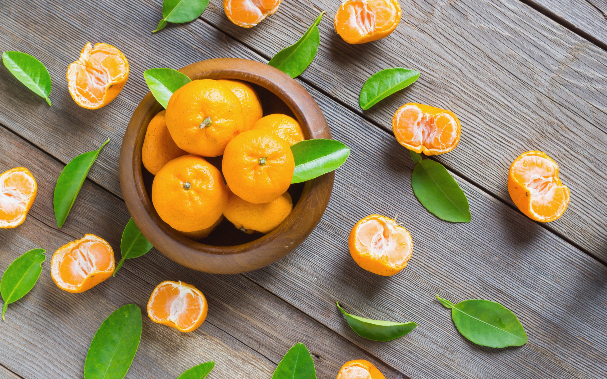 Спелые оранжевые мандарины на деревянном столе вид сверху
