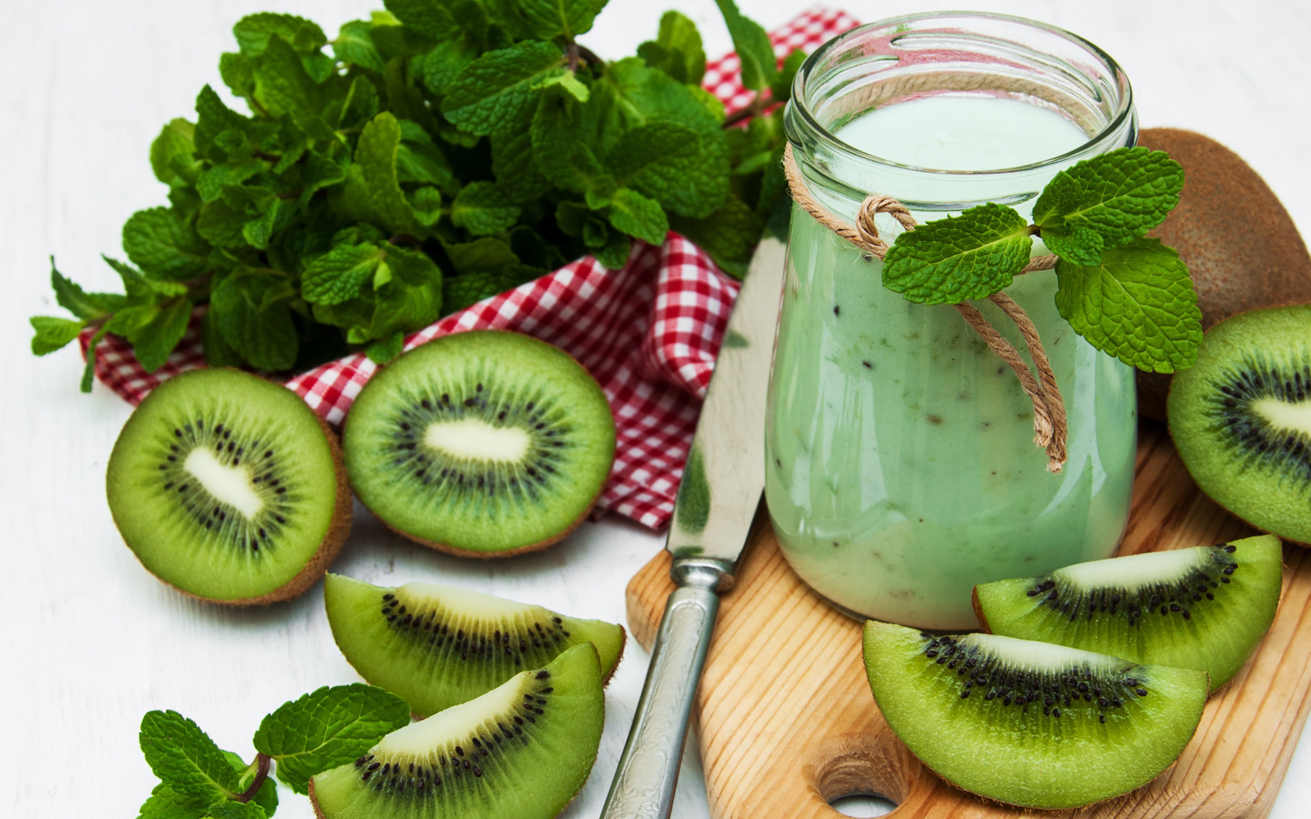 Смузи на столе с киви и мятой 