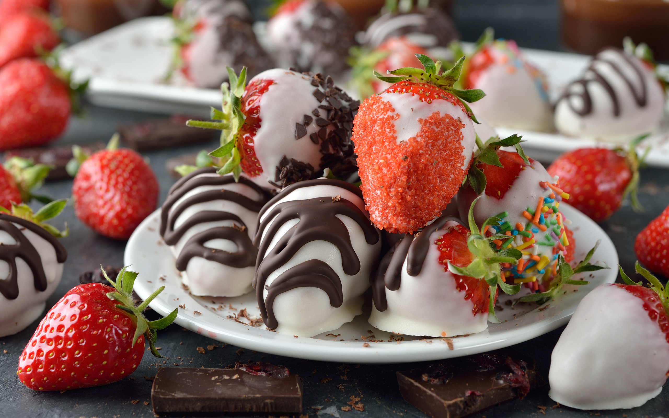 Клубника в шоколаде и сахаре на белой тарелке