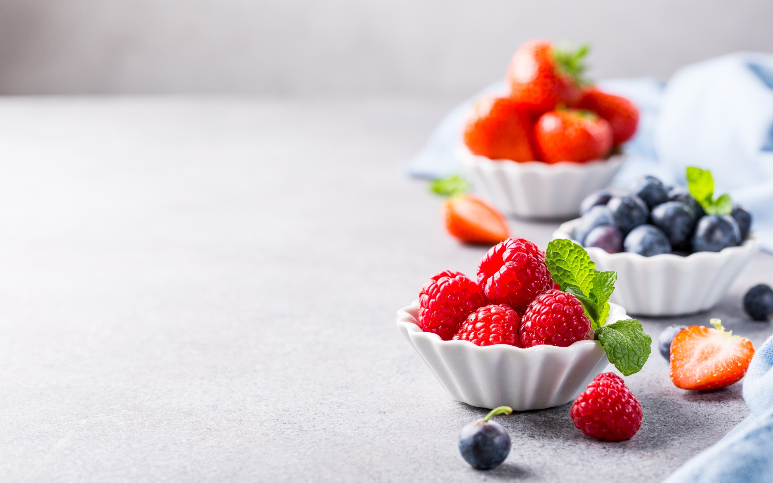 Ягоды клубники, малины и черники на столе 