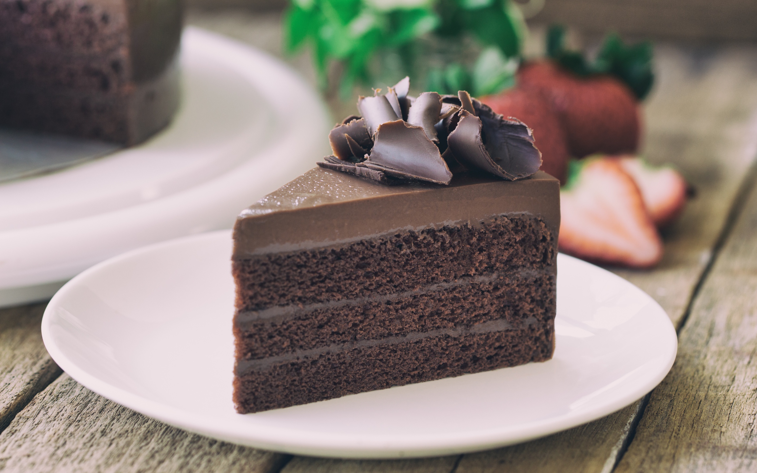 Кусок торта с шоколадом на белой тарелке