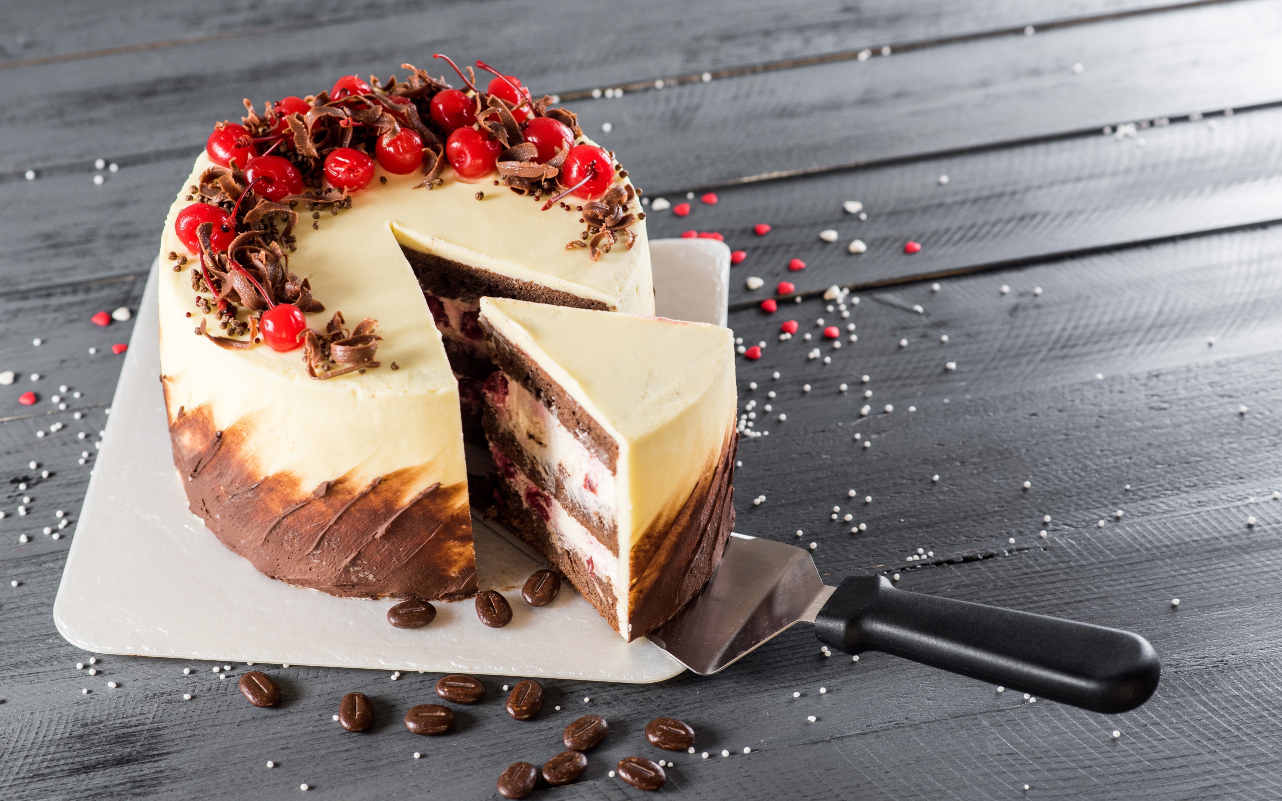 Аппетитный праздничный торт с шоколадом и ягодами вишни 