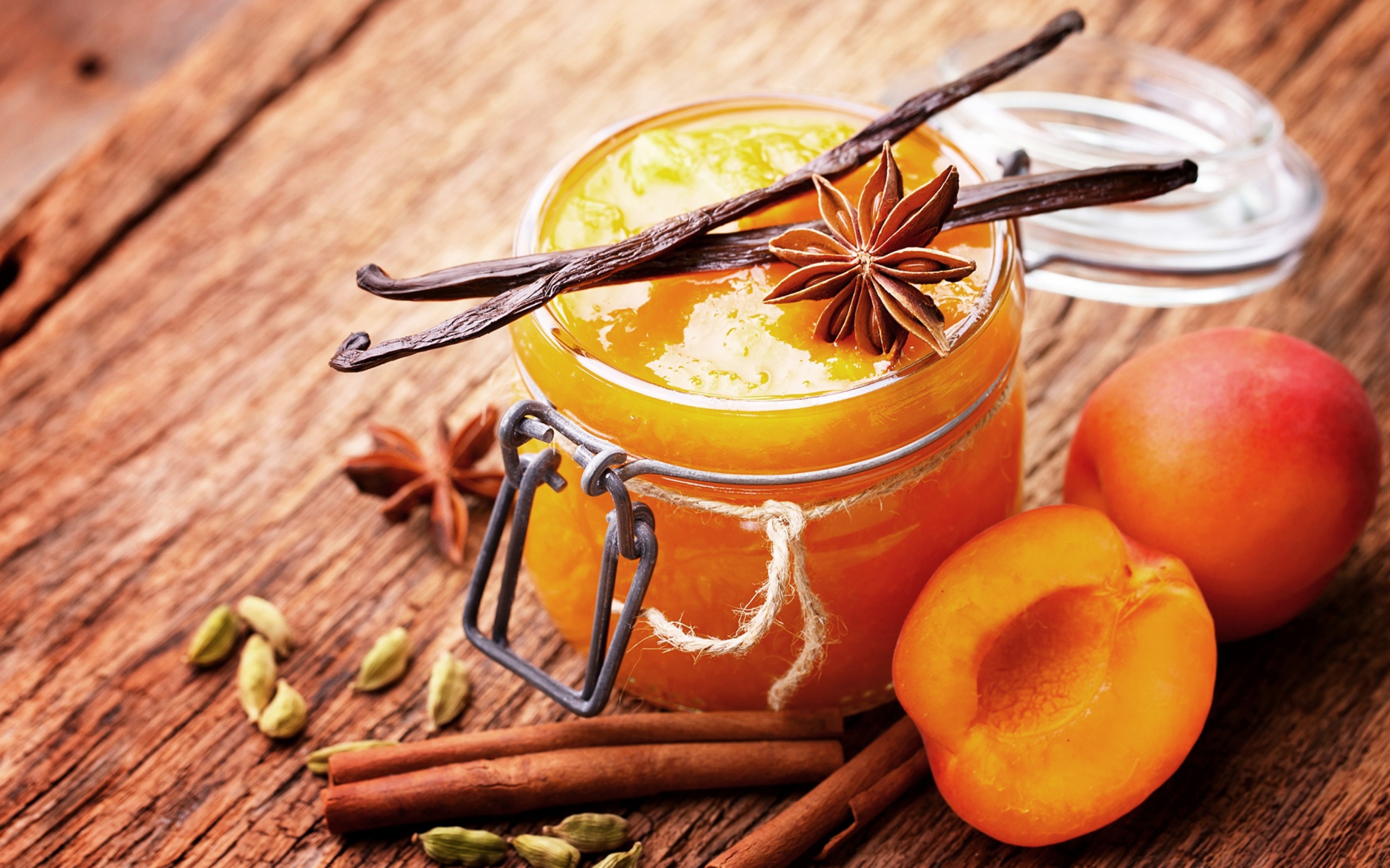 Абрикосовый джем на столе с ванилью, корицей и бадьяном 
