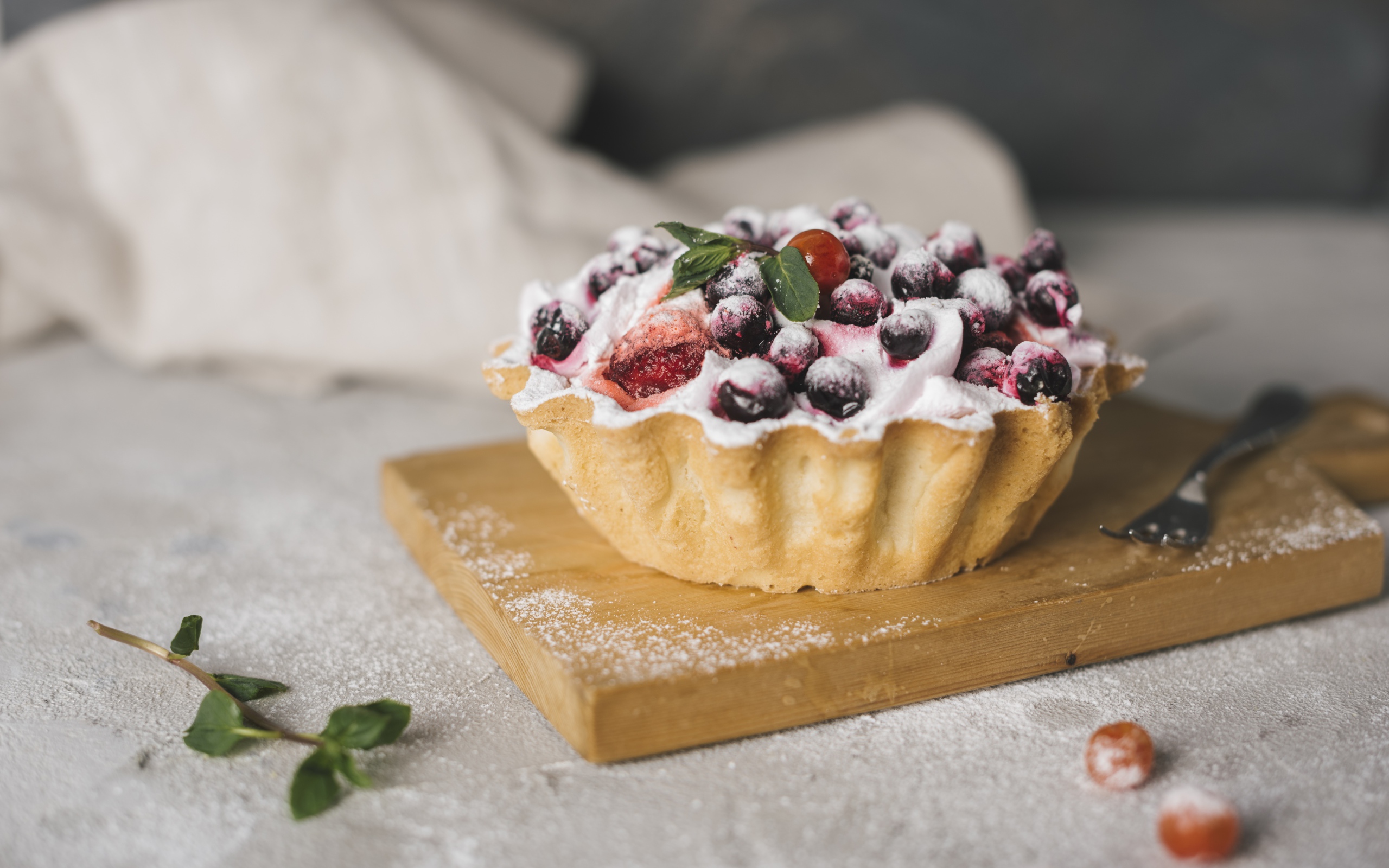 Пирог с ягодами и сахарной пудрой 