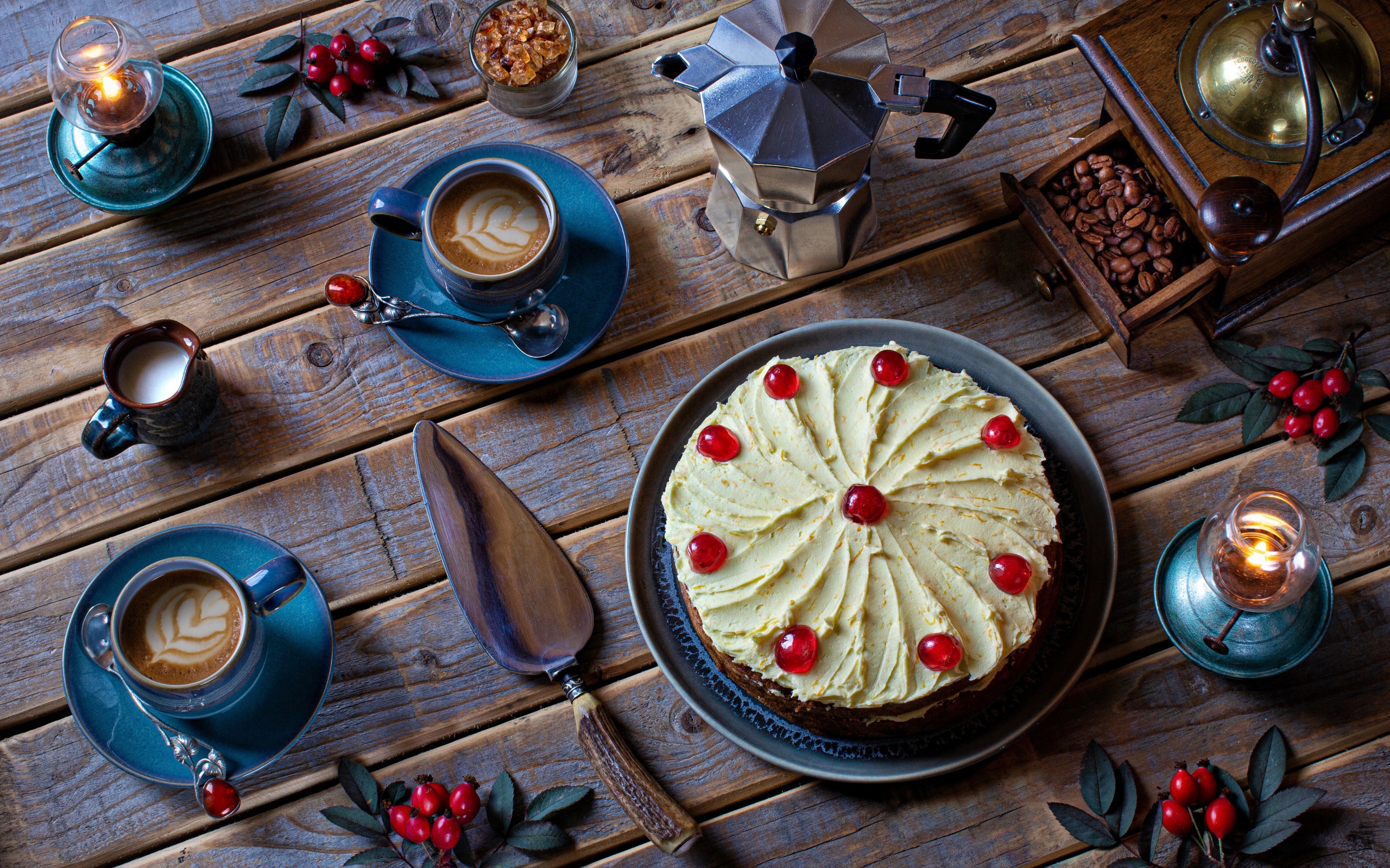 Торт с кремом и ягодами на столе с кофе
