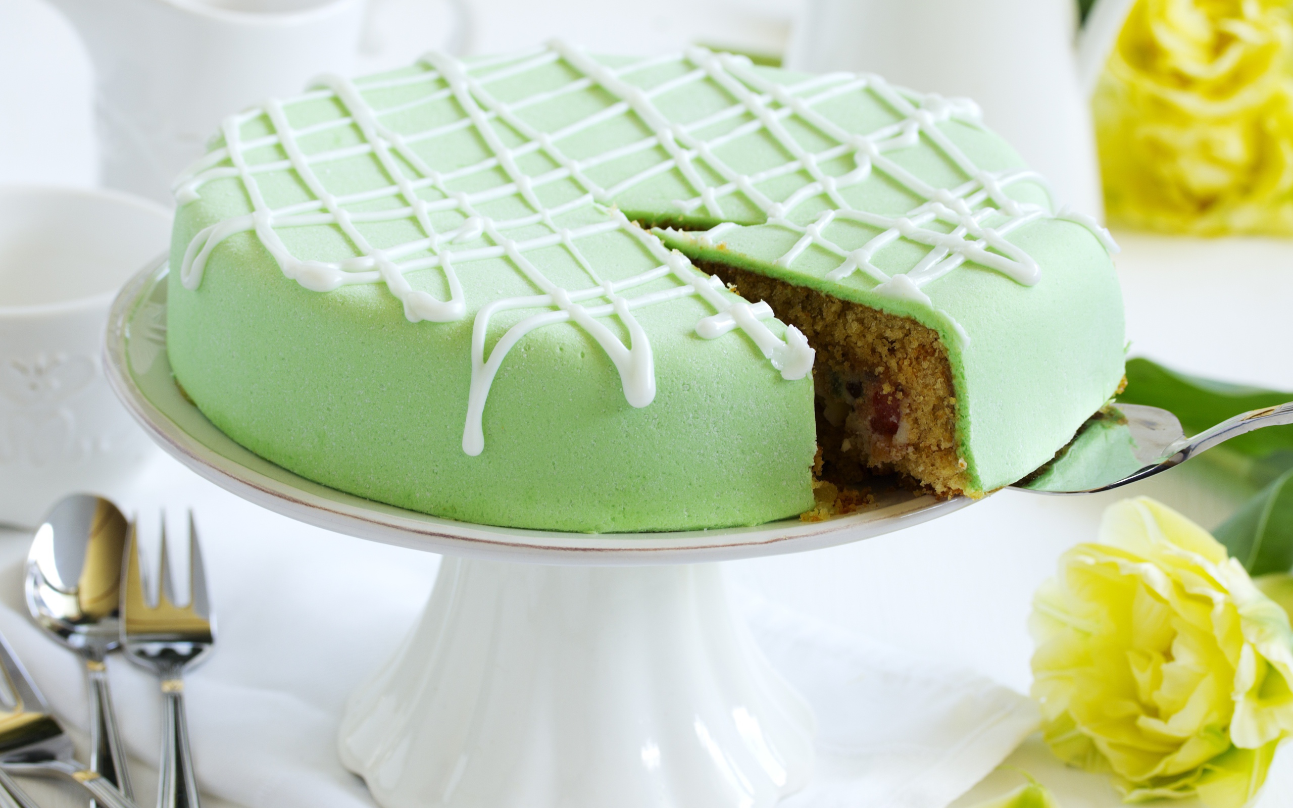 Торт с зеленой мастикой на подносе 