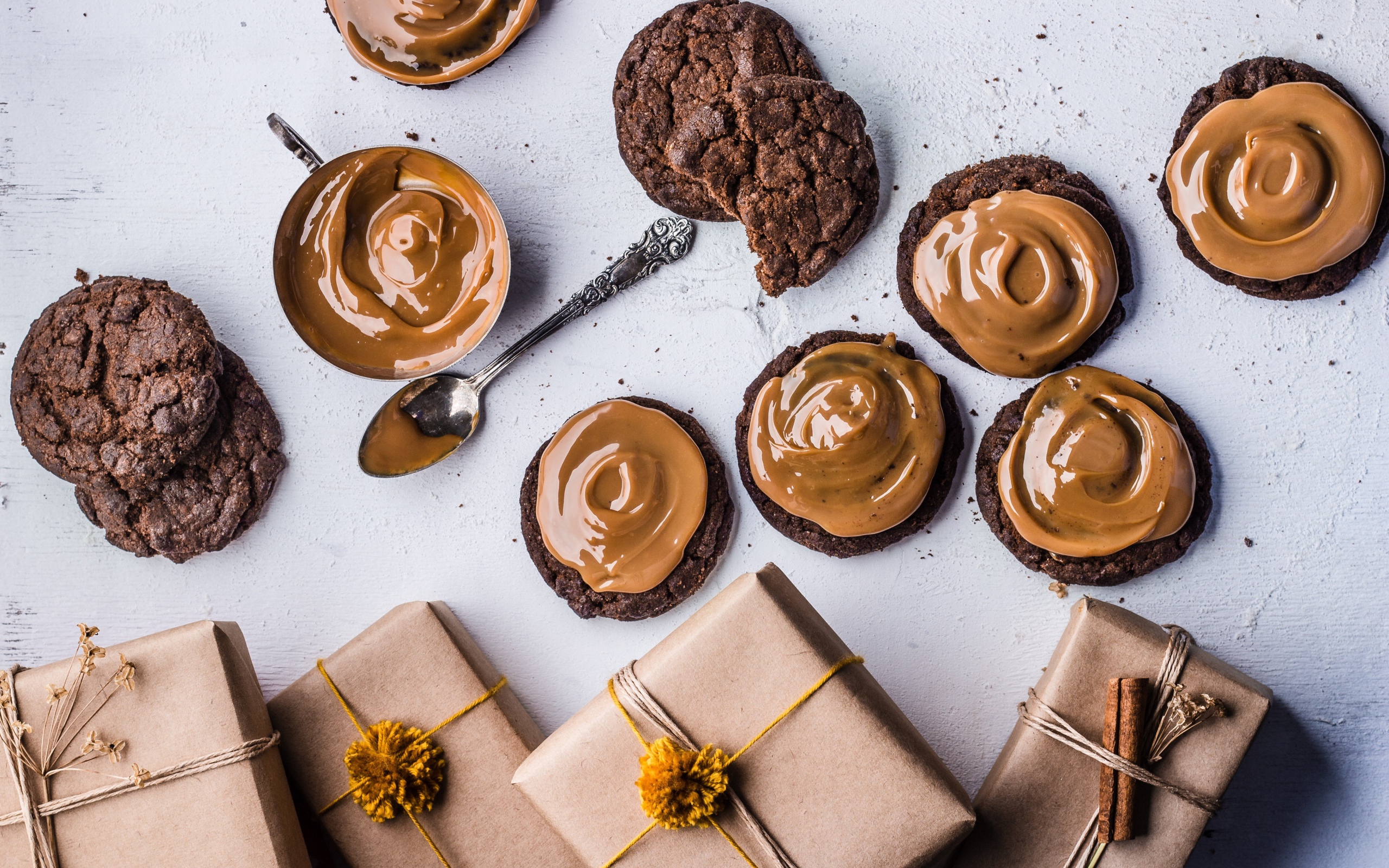 Шоколадное печенье с ореховой пастой на столе с подарками