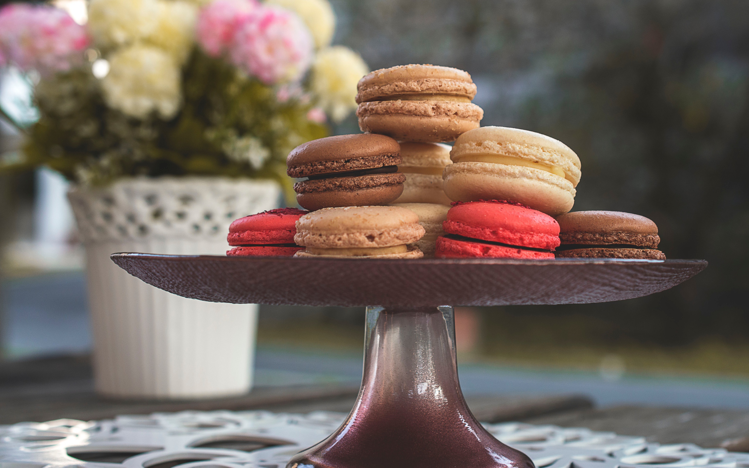 Разноцветный десерт макарун в вазе на столе 