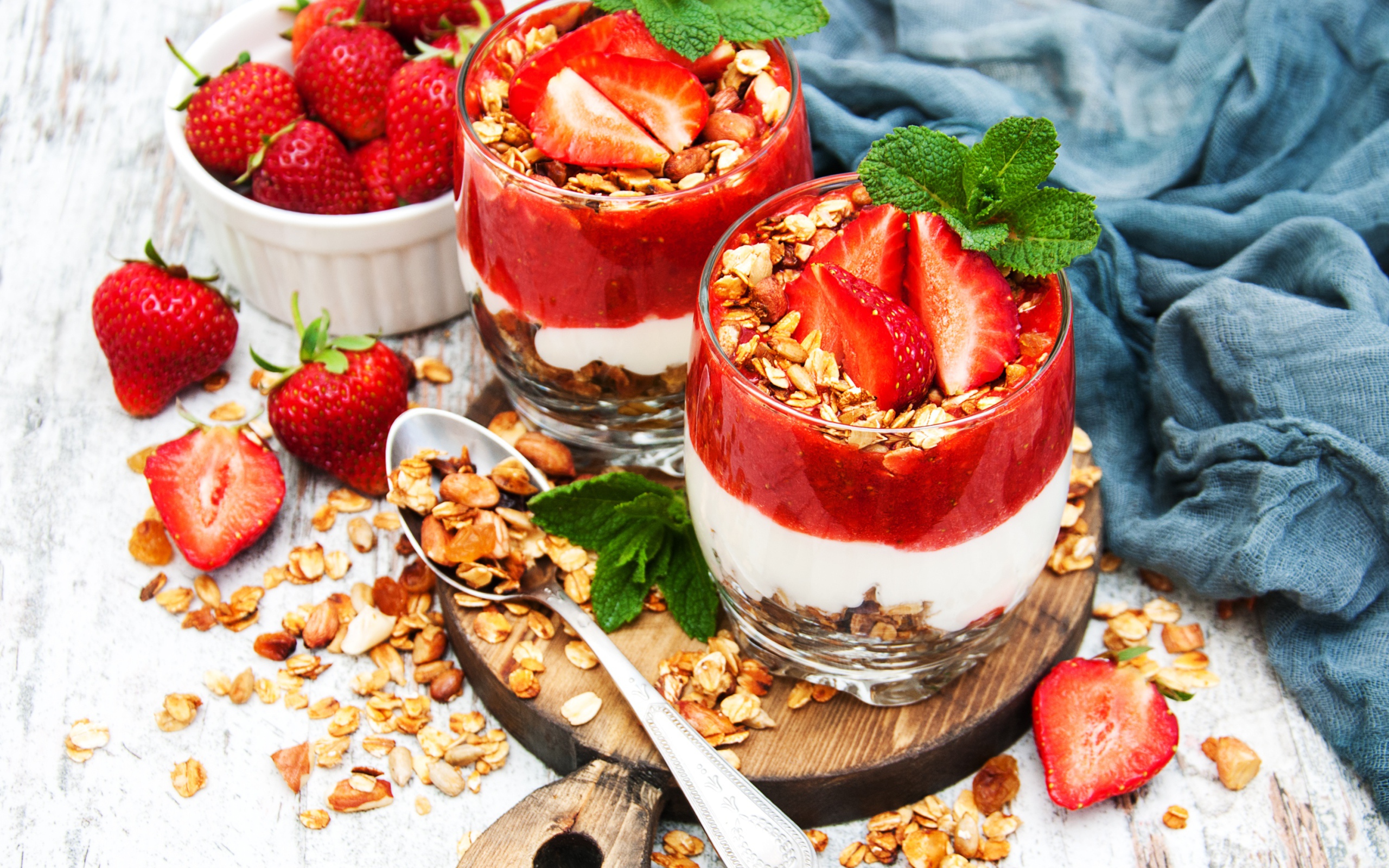 Десерт с овсяными хлопьями и клубникой на столе