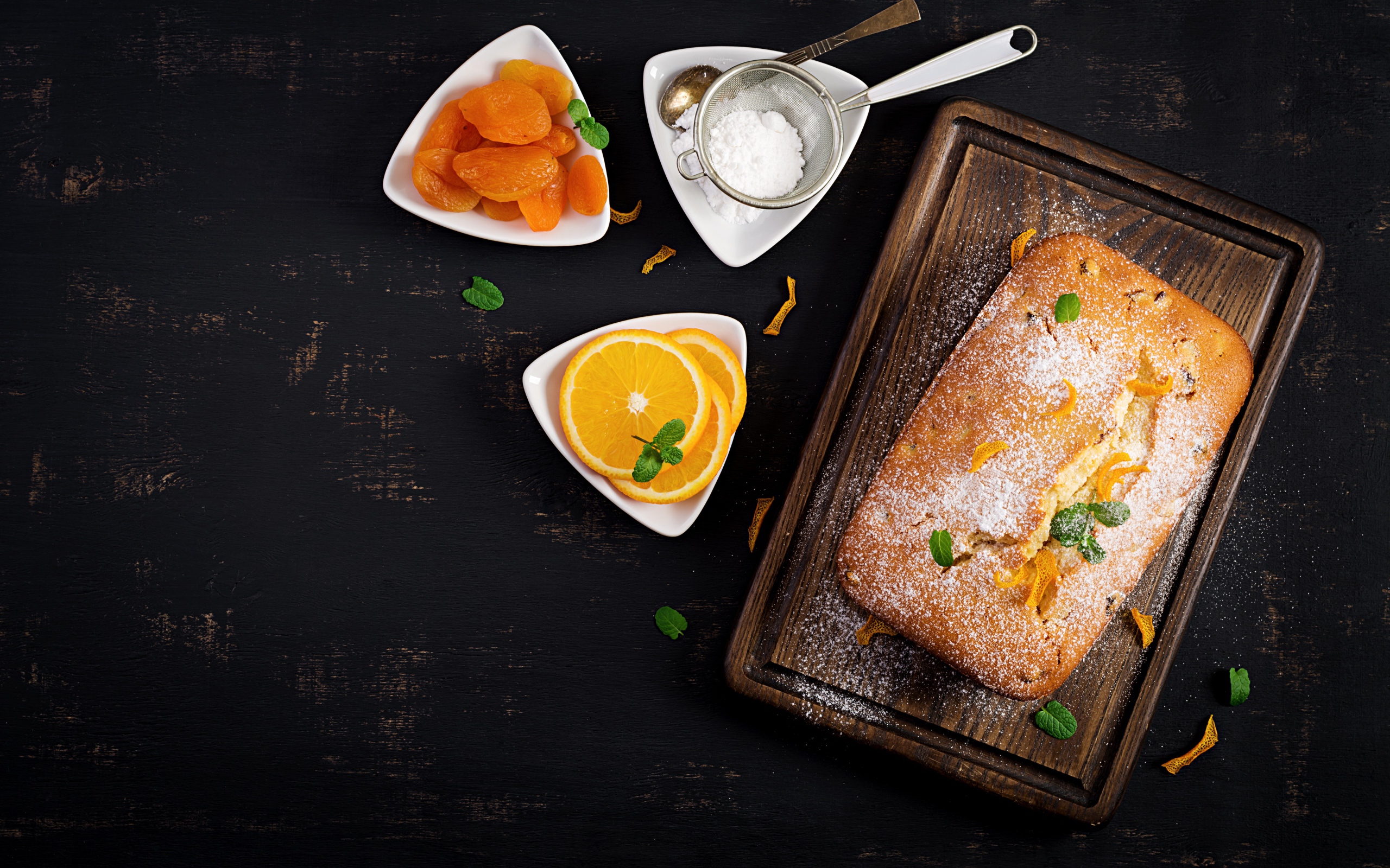 Свежий сладкий пирог на столе с курагой и апельсином