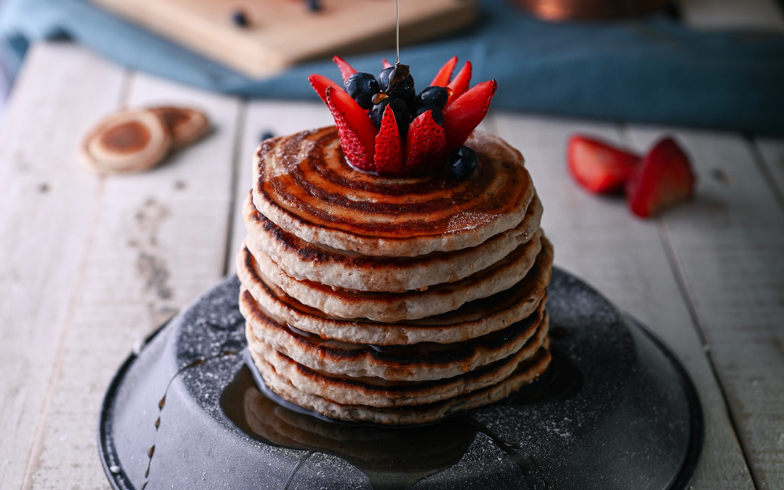 Оладьи с медом и ягодами черники и клубники 