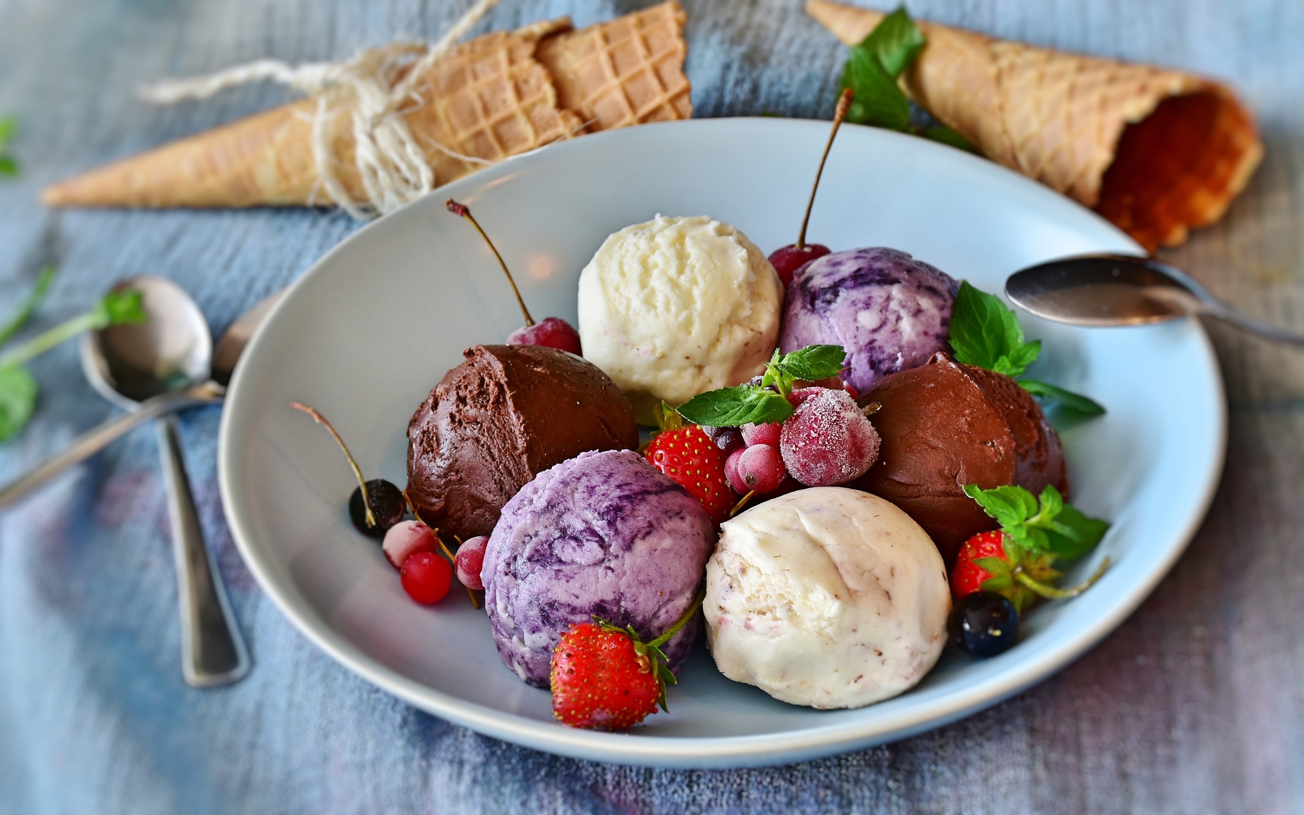 Шарики фруктового мороженого на тарелке со свежими ягодами