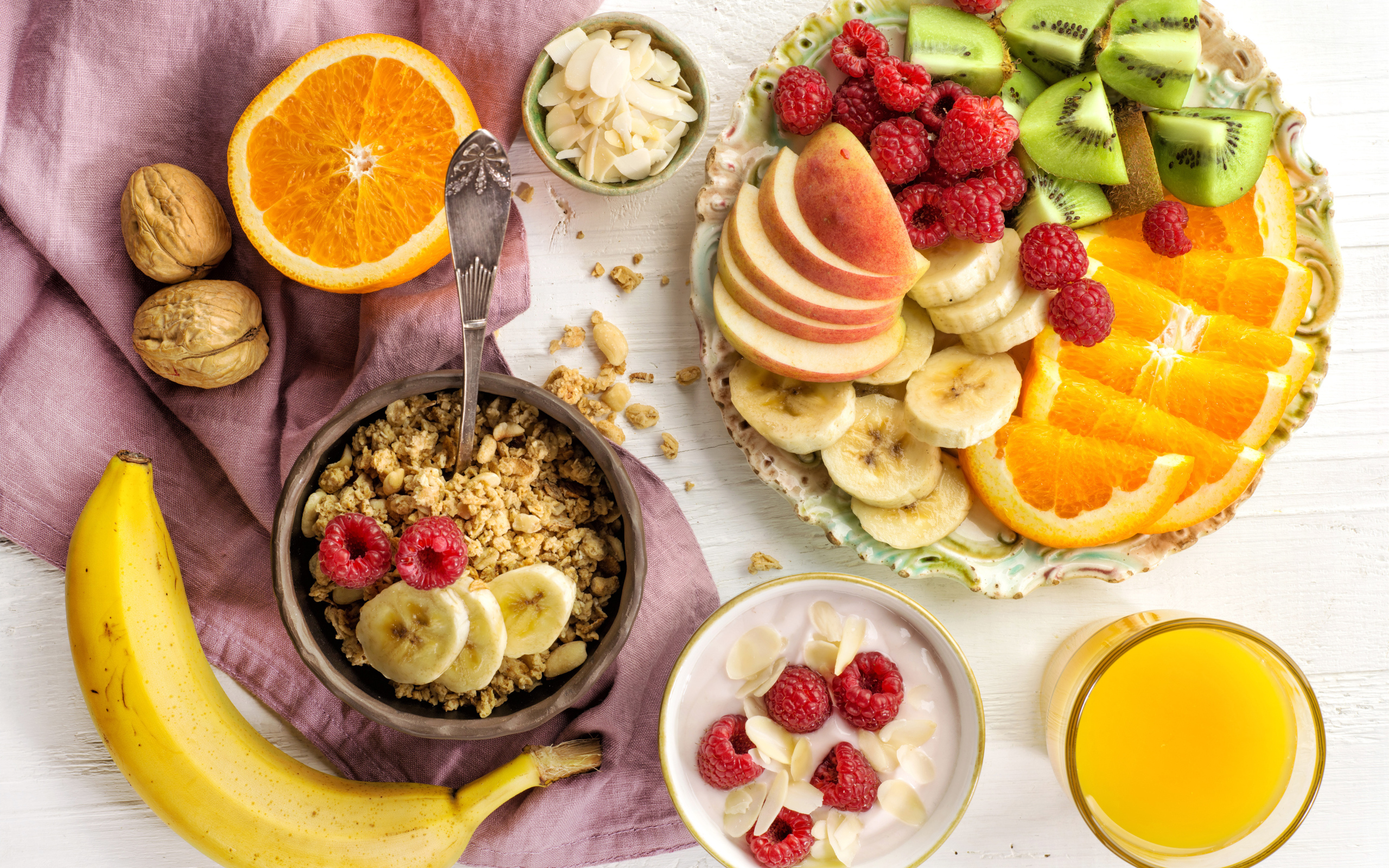Мюсли на столе фруктами и соком к завтраку