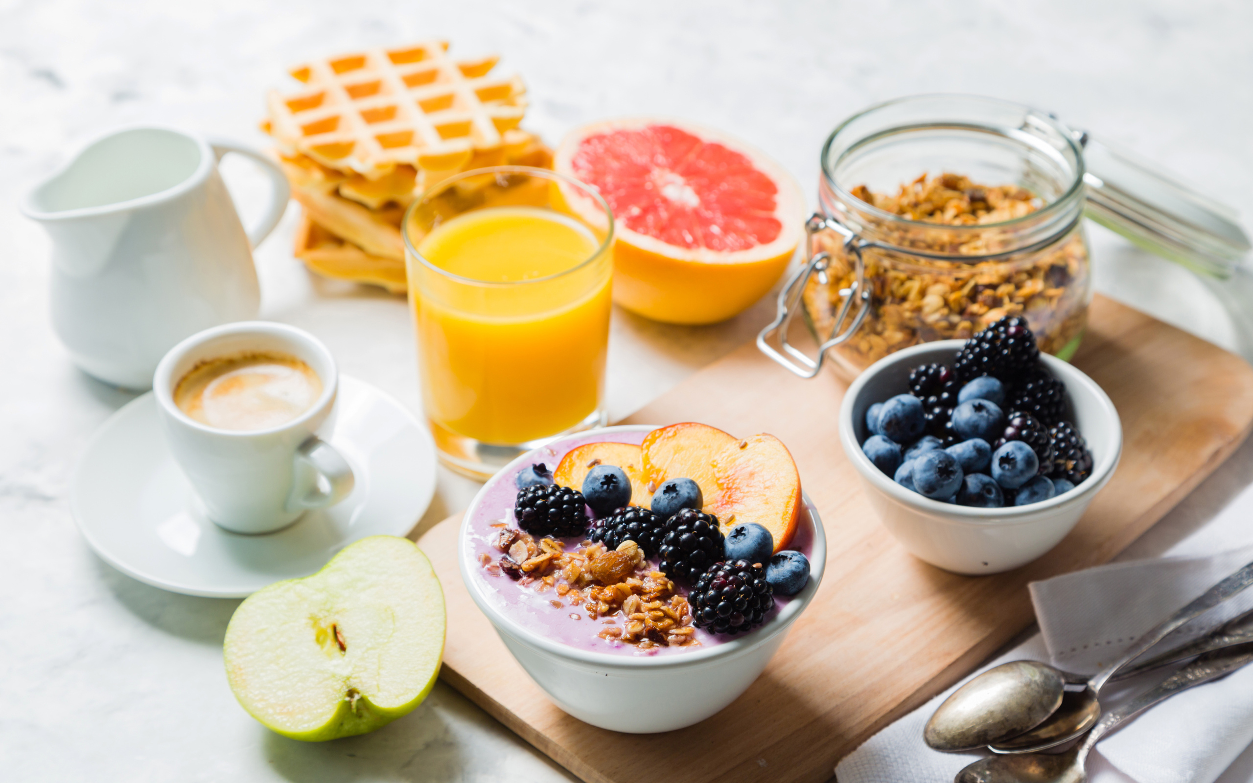 Мюсли с ягодами на столе с соком и кофе