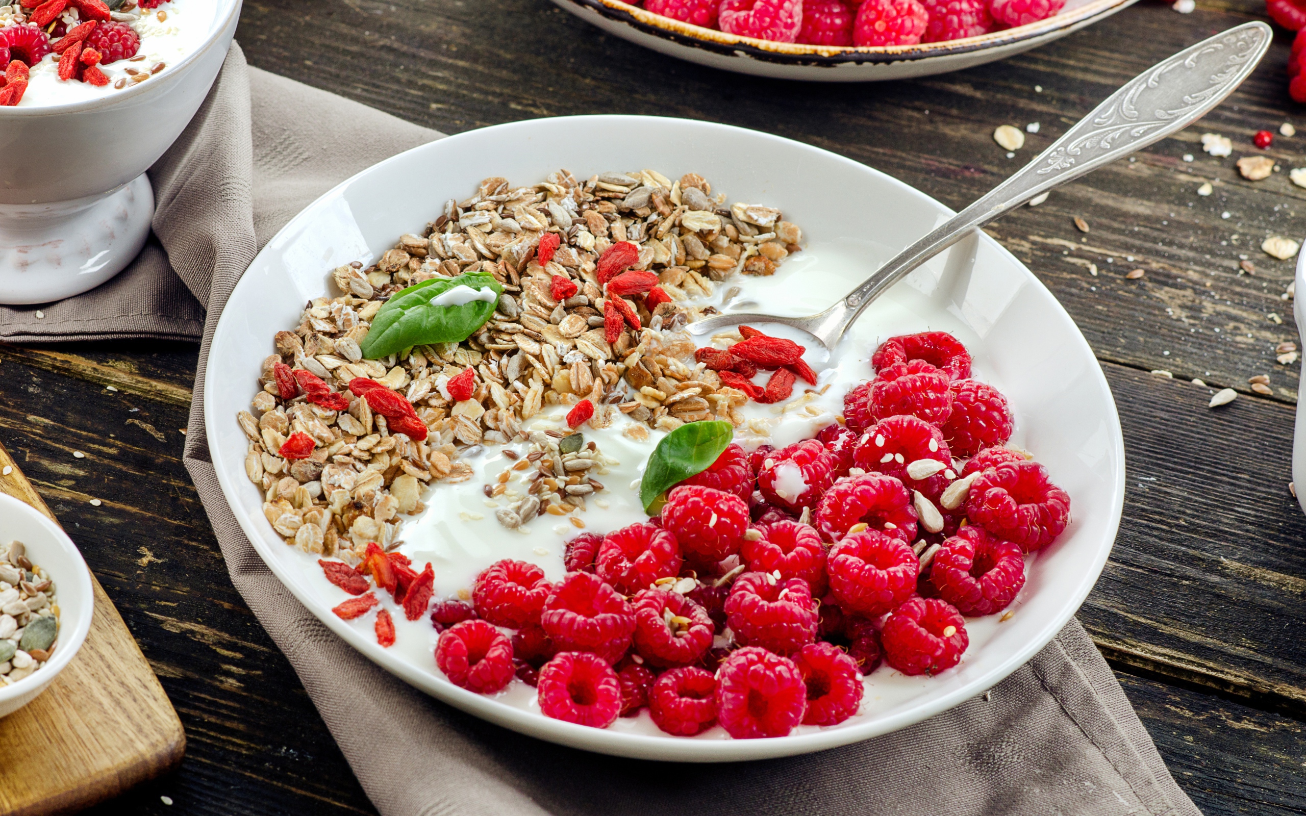 Мюсли йогуртом и свежими ягодами малины на завтрак