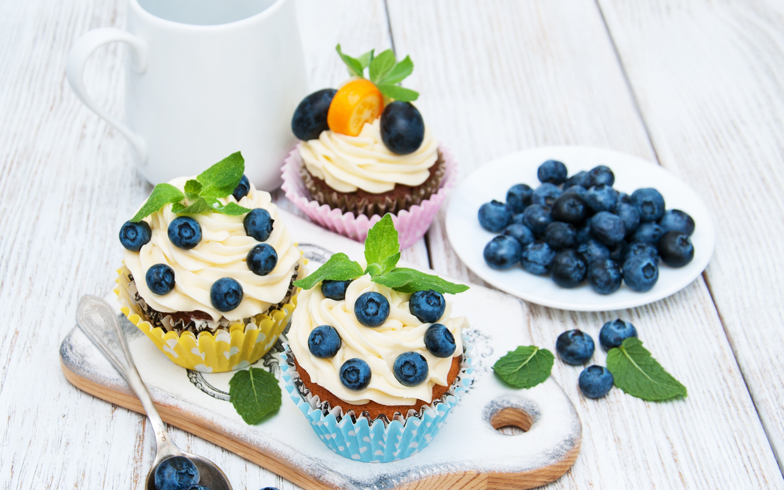 Кексы на столе с ягодами черники 