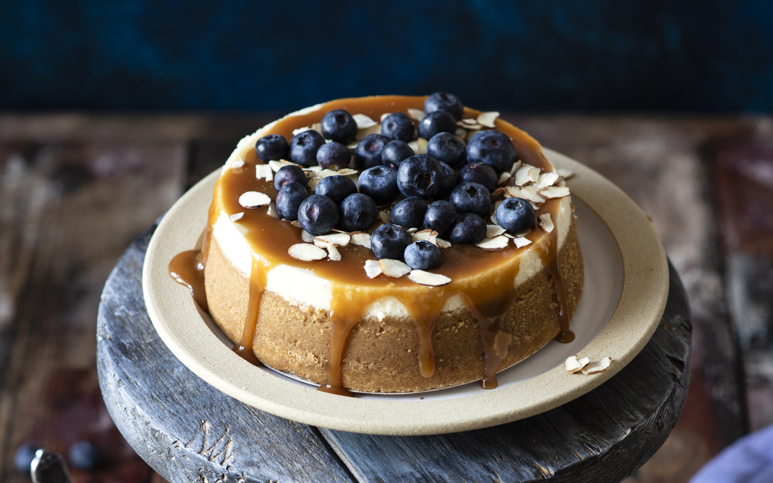 Пирог с карамелью и ягодами черники