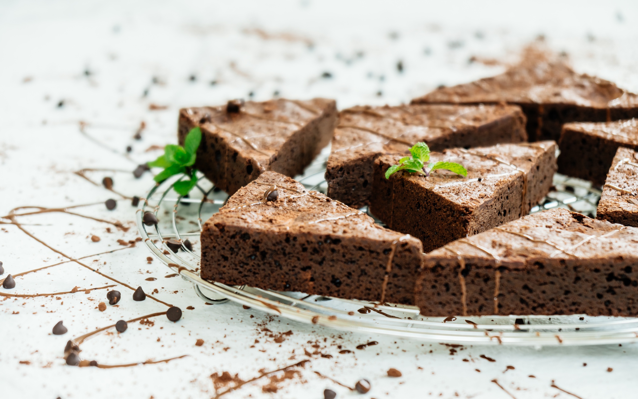 Кусочки аппетитного шоколадного десерта брауни