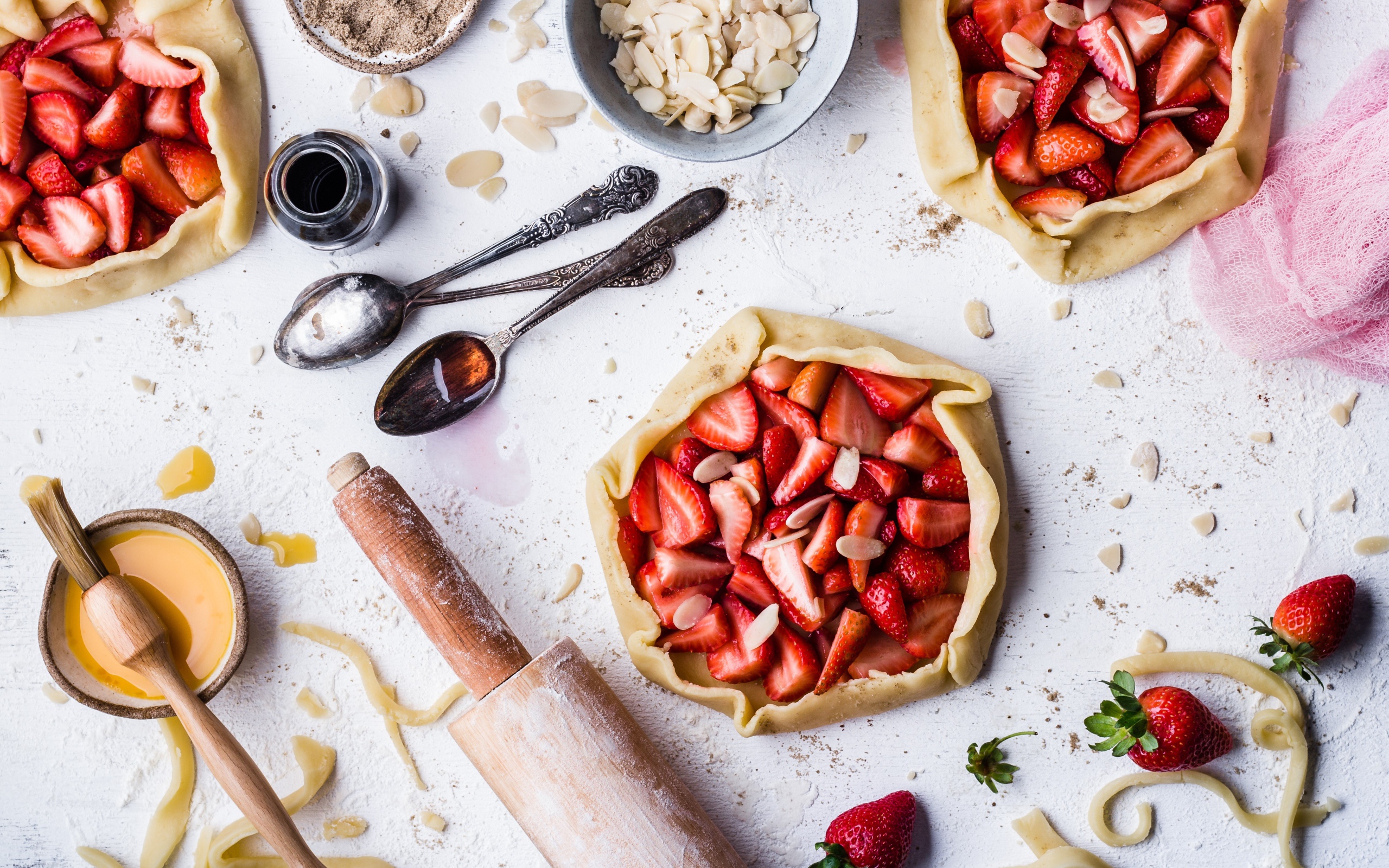 Пироги с клубникой готовятся на столе