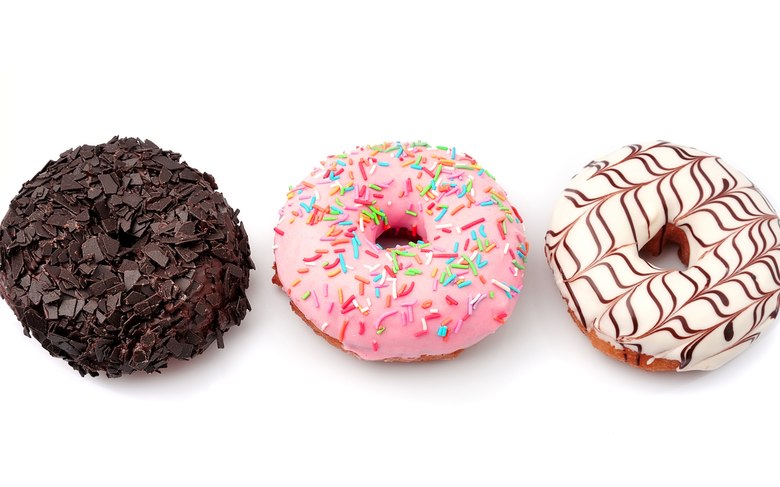 Три аппетитных сладких пончика с глазурью на белом фоне