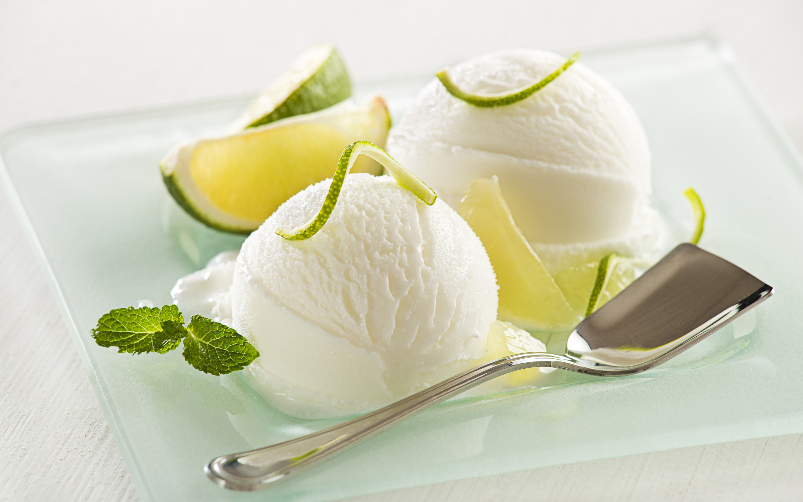 Два шарика сливочного мороженого с лаймом