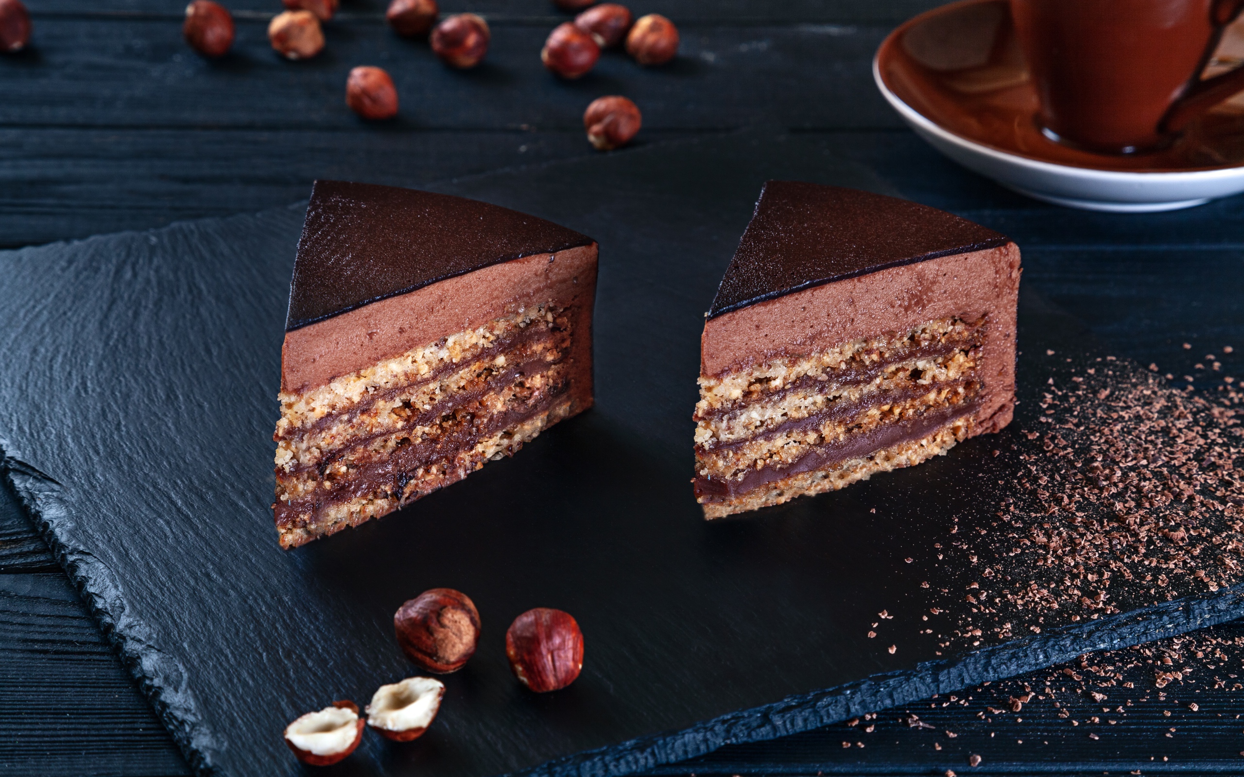 Два куска торта с лесными орехами на столе 