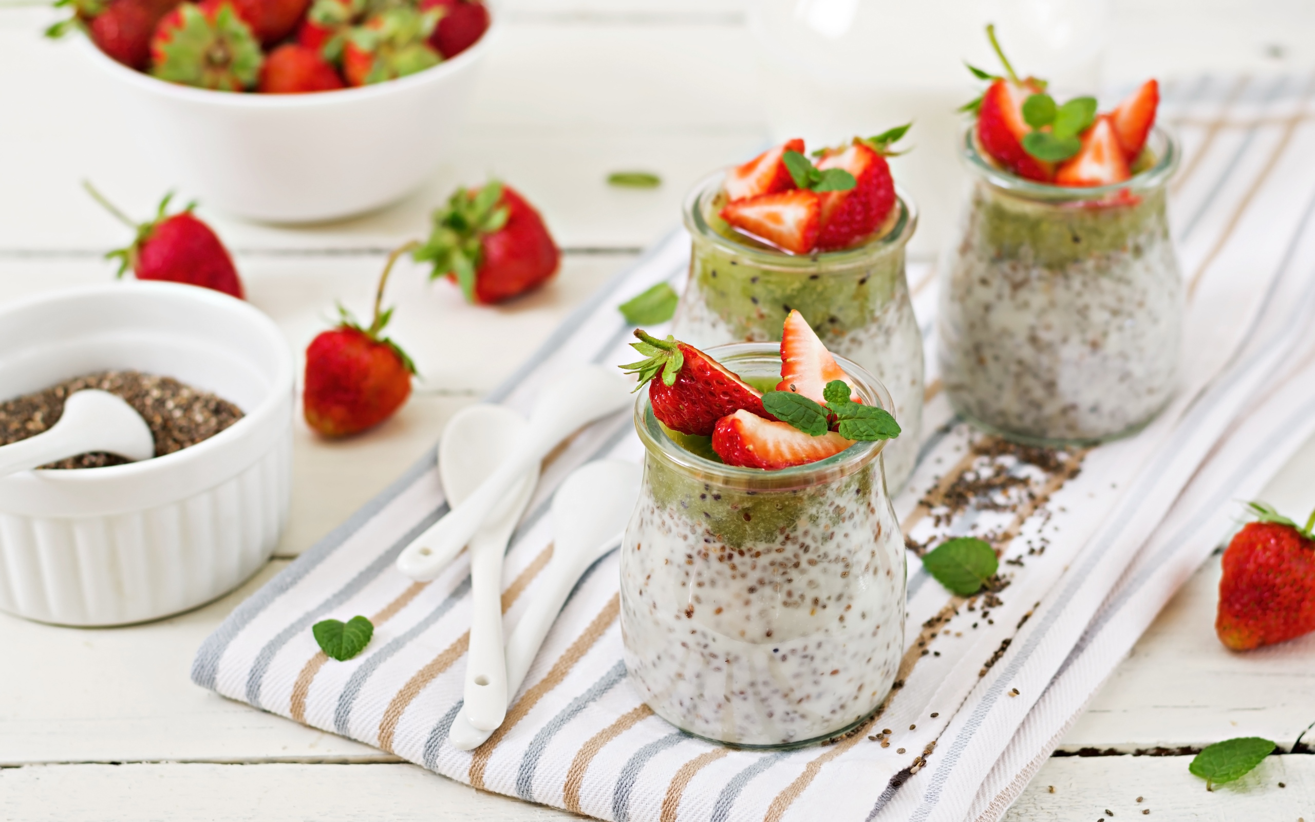 Баночки с йогуртом и ягодами годжи с кусочками клубники 