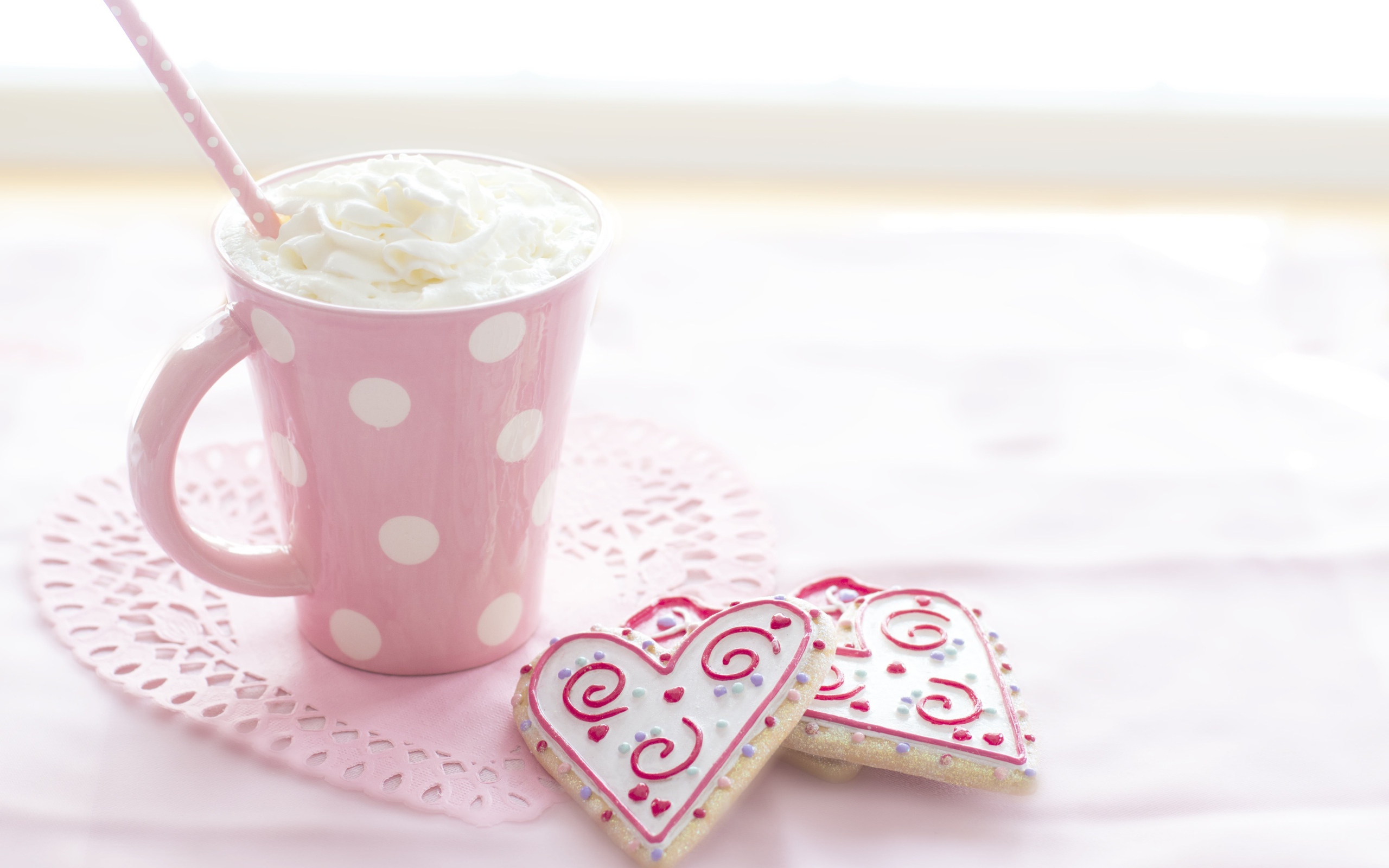 Чашка напитка со взбитыми сливками с печеньем на столе