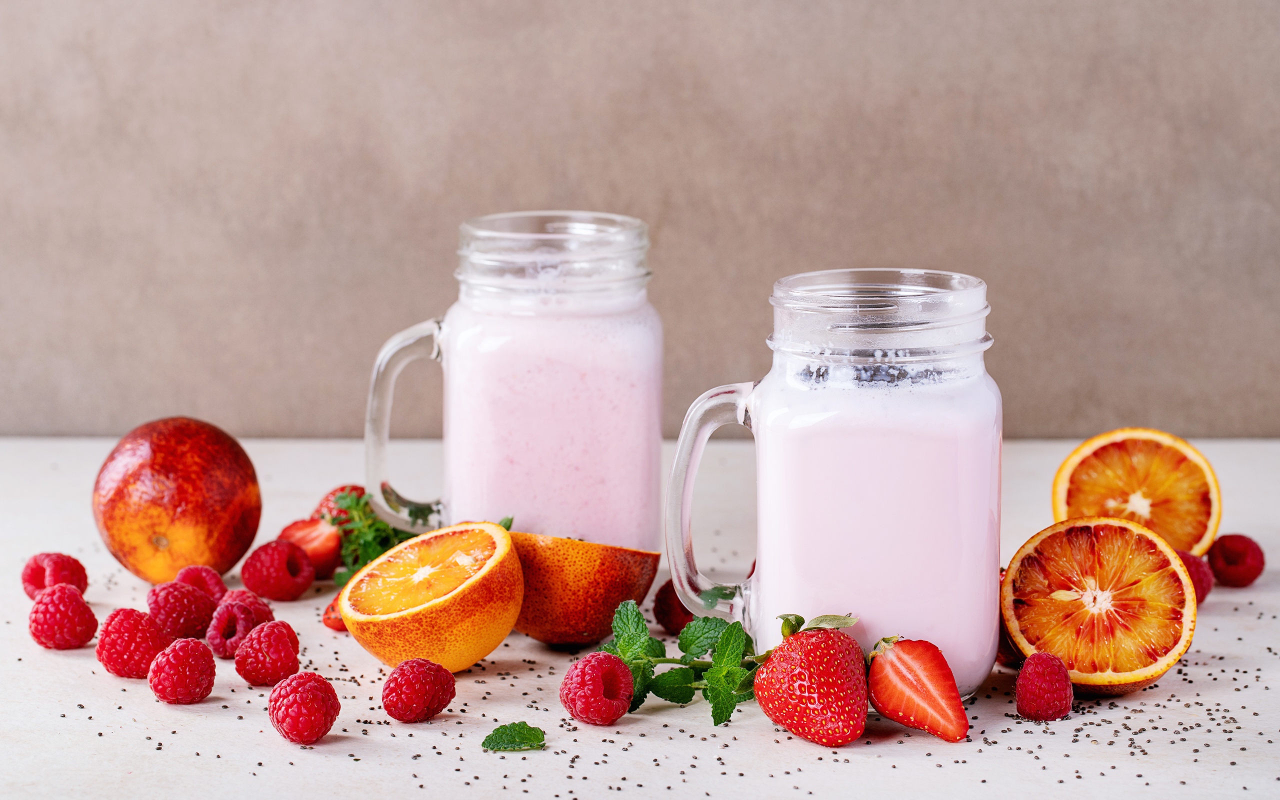 Коктейль на столе с малиной, клубникой и грейпфрутом