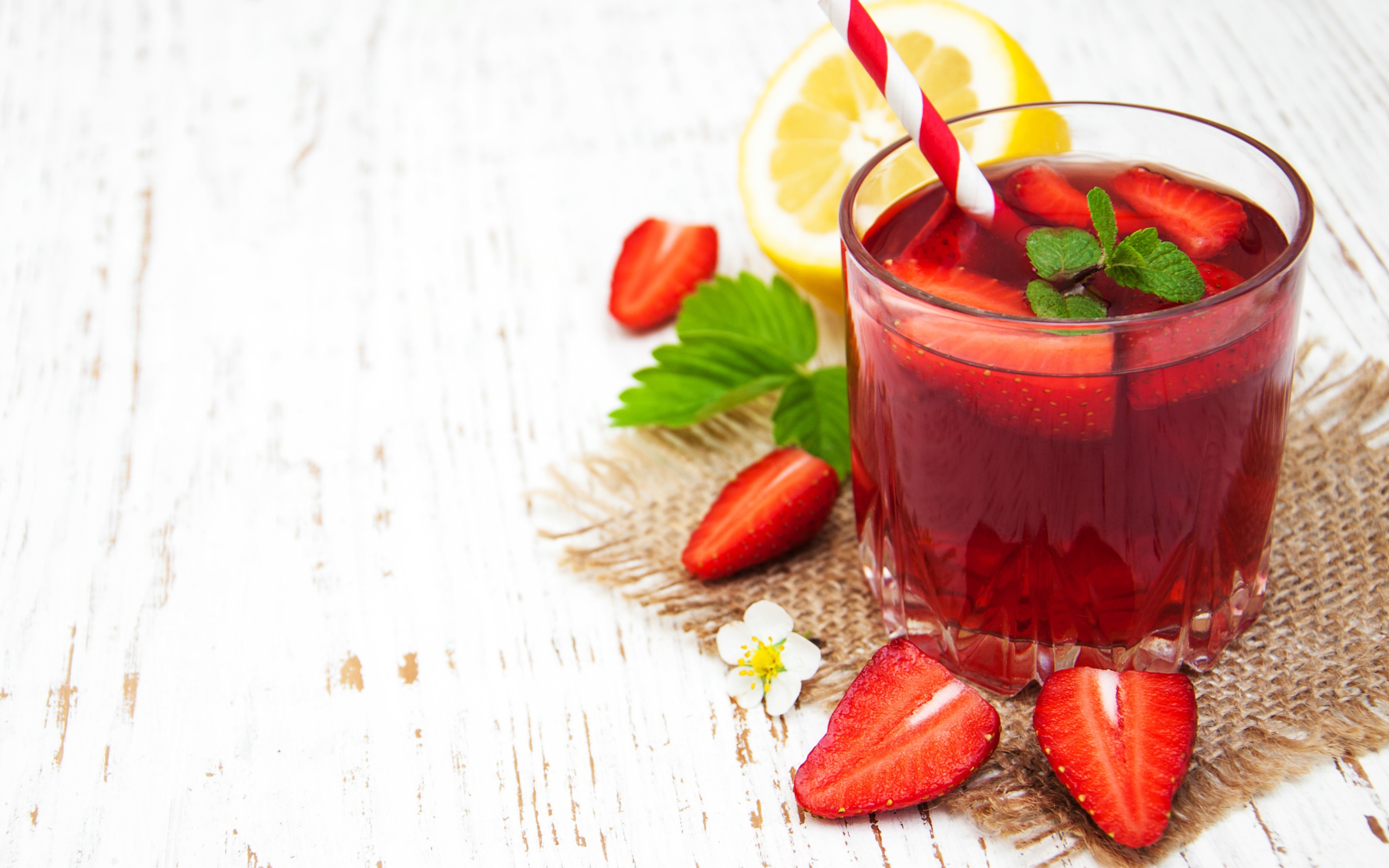 Напиток в стакане с ягодами клубники 