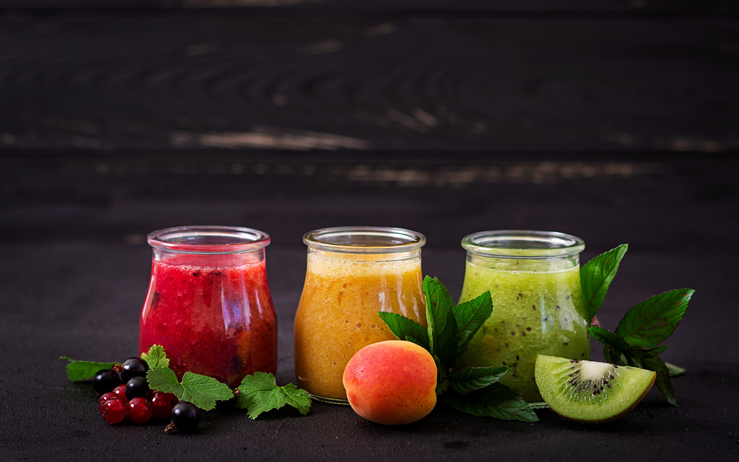 Фруктовое смузи в баночках на столе 