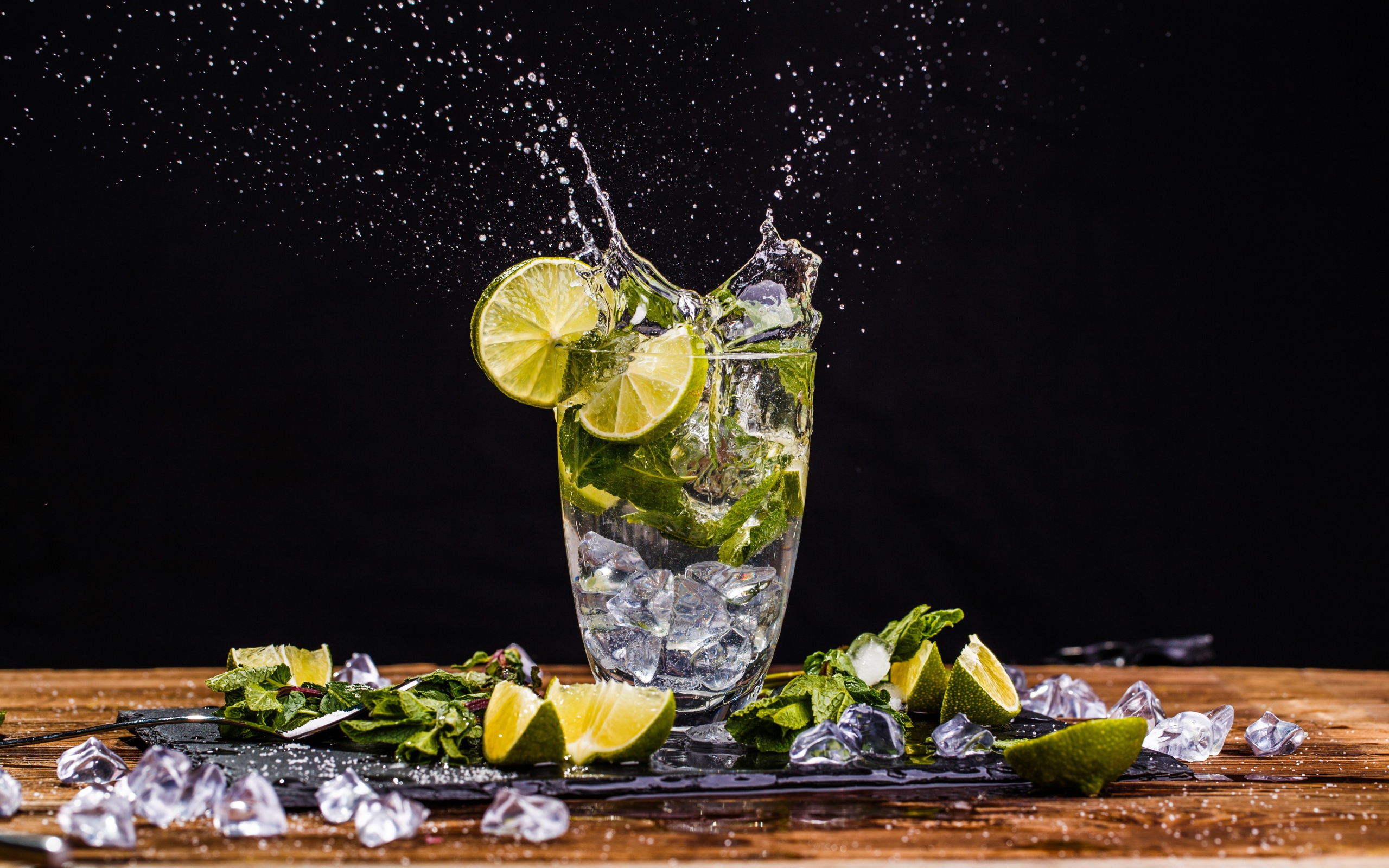 Стакан мохито со льдом, лимоном и мятой