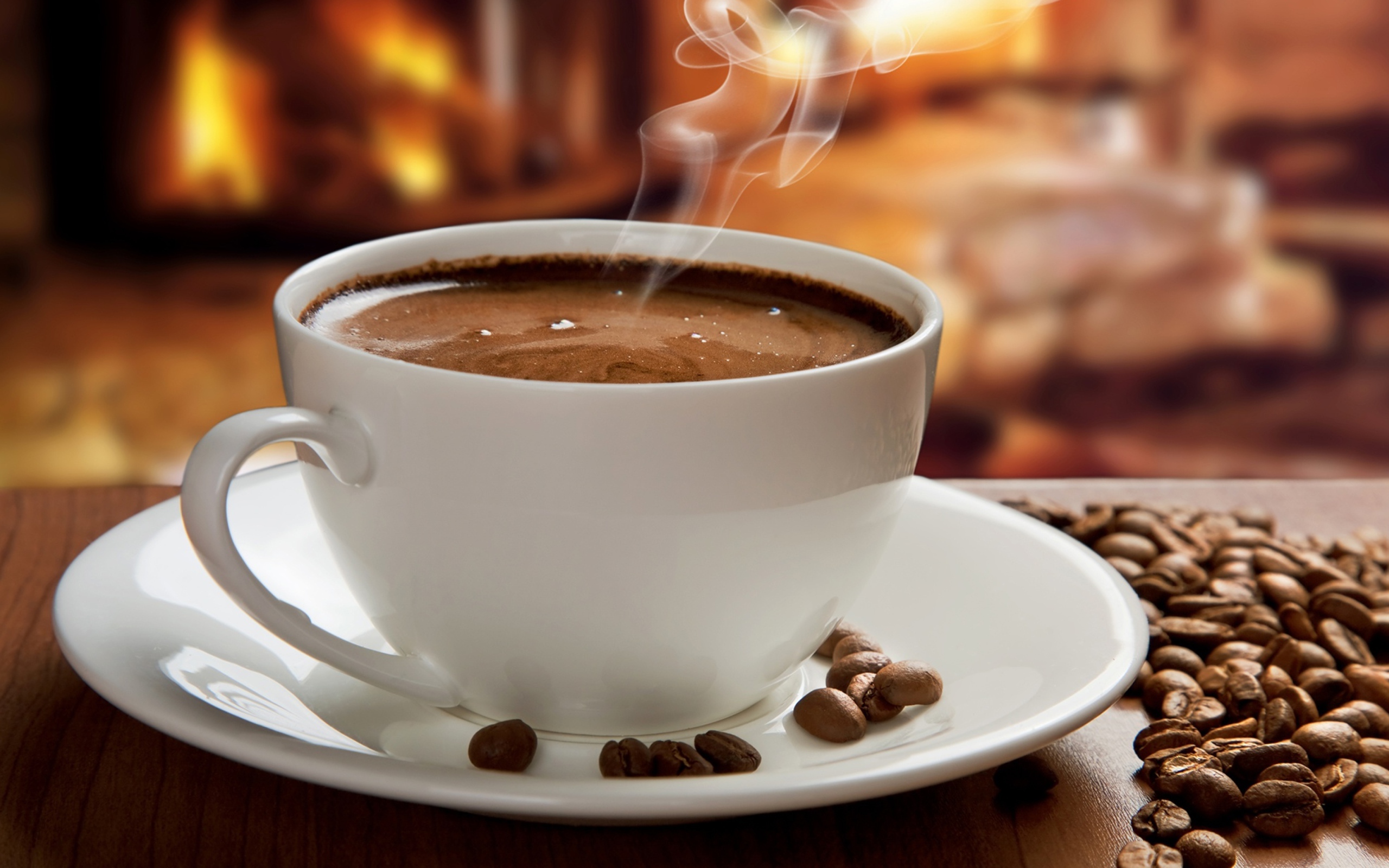 Большая белая чашка с горячим кофе на столе с кофейными зернами