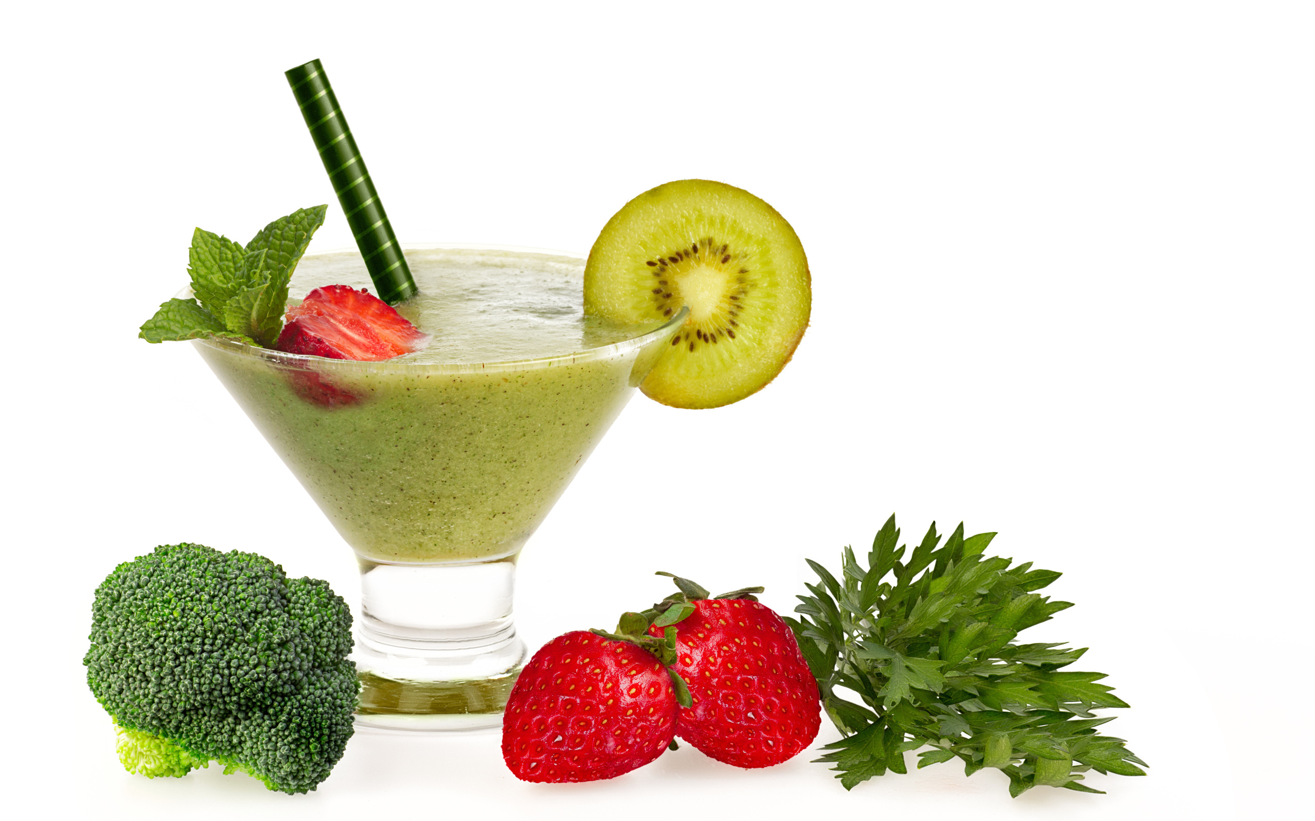 Смузи в стакане с клубникой, брокколи и петрушкой на белом фоне