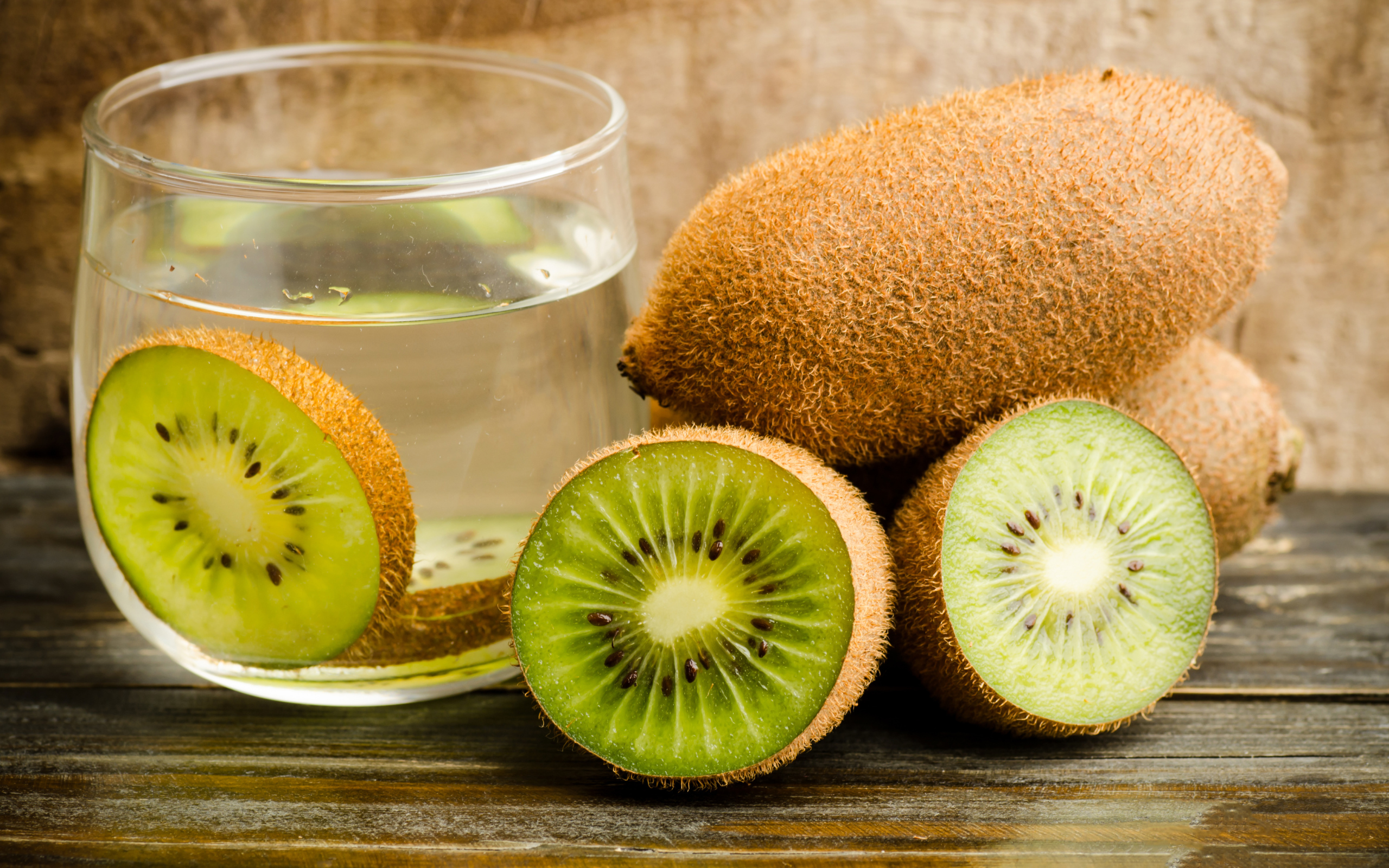 Вода с кусочками киви на столе