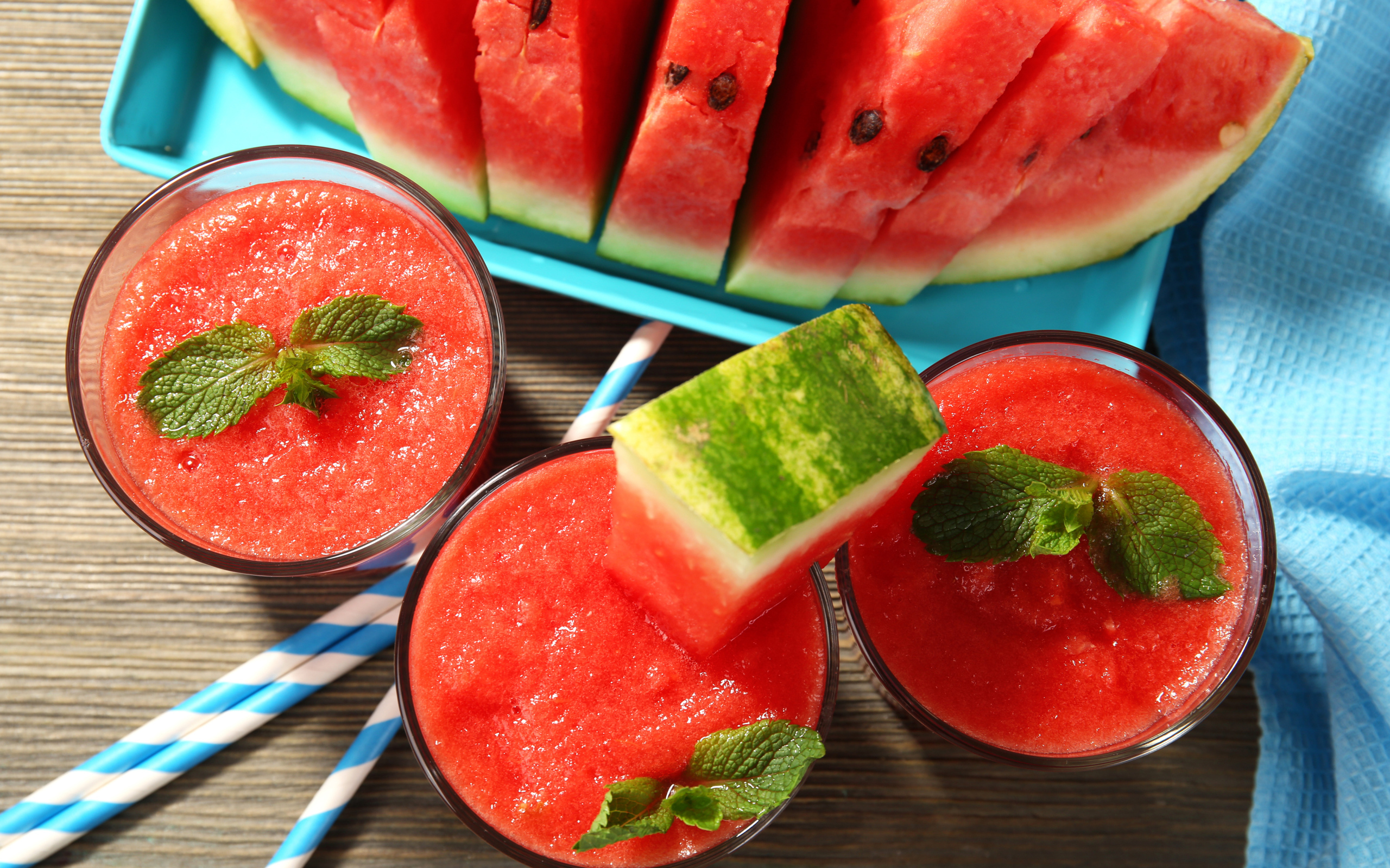 Арбузный смузи в стаканах на столе кусочками арбуза