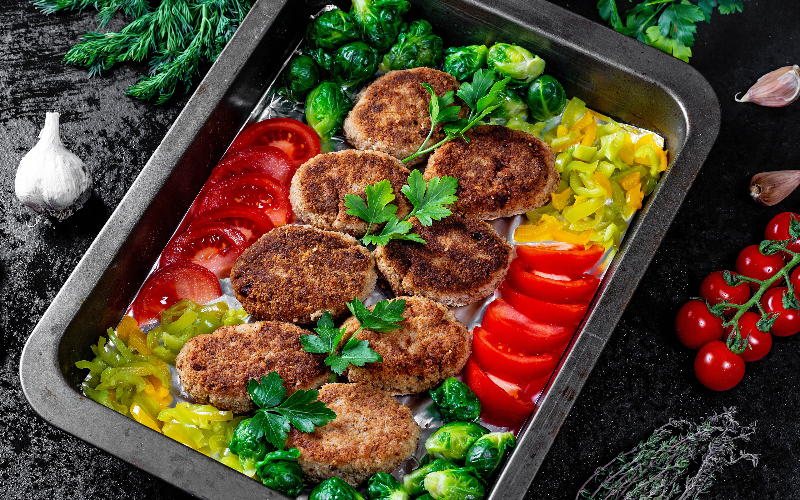 Котлеты на противне с овощами 